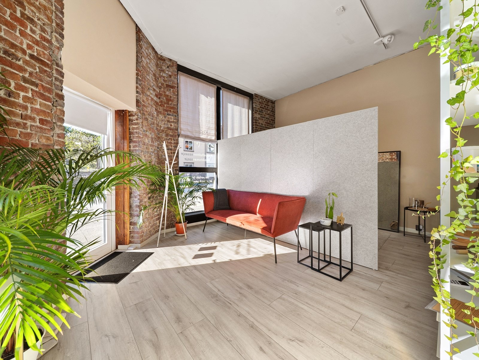 Flott næringsseksjon med store vinduer ut mot gaten. Galleribilde