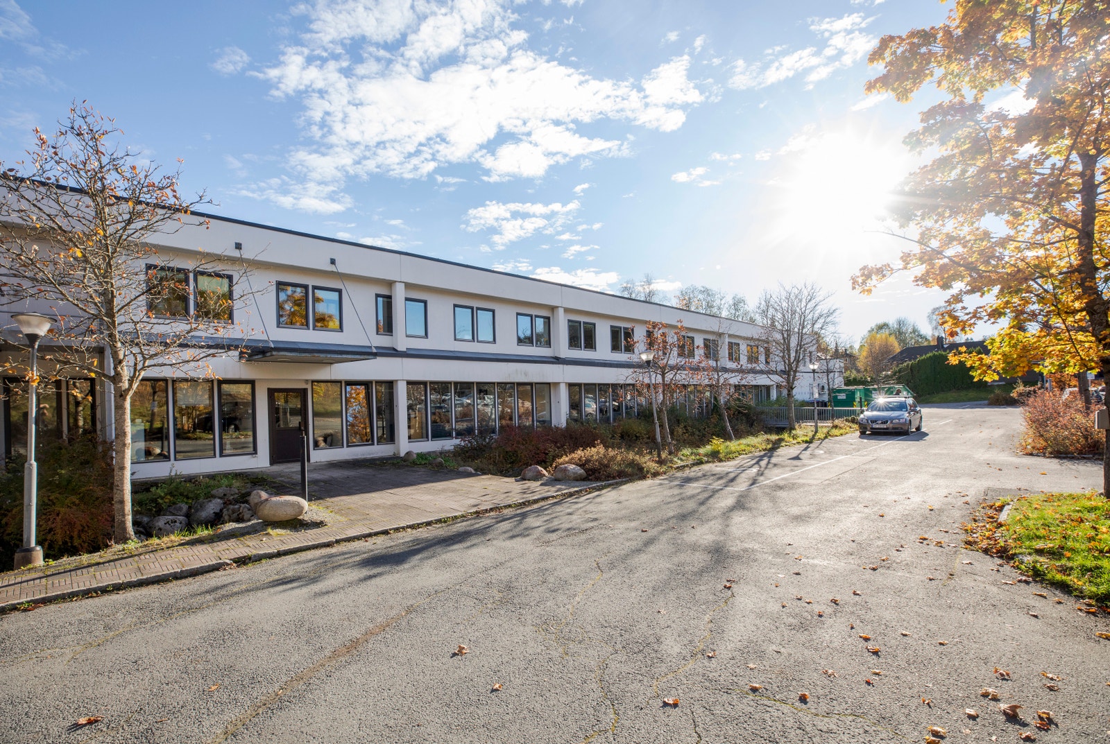 Eiendommen sett fra parkeringsplass Galleribilde