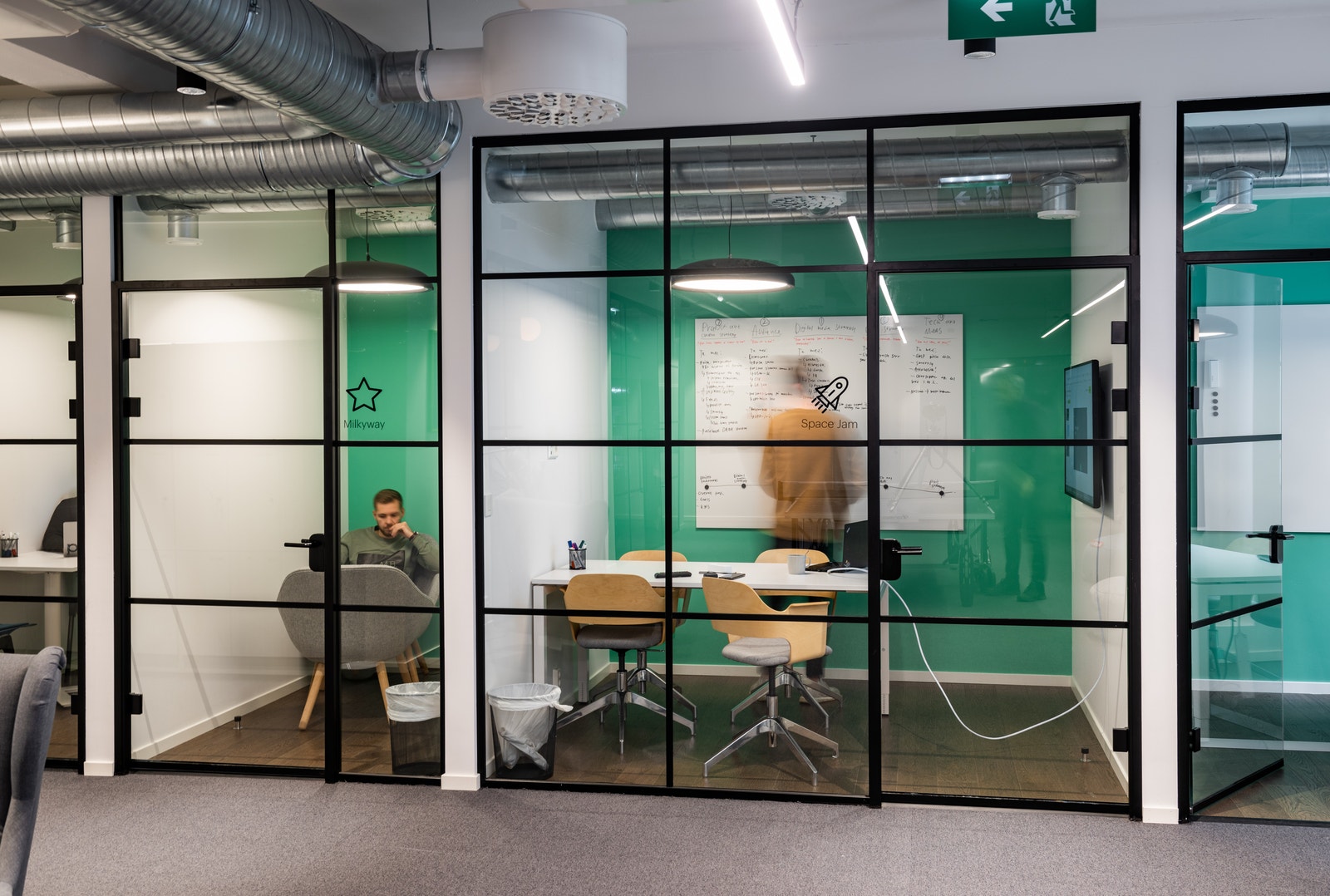 Det er også mulig å leie arealer i kjeller for produksjon, studio, møterom eller lager Galleribilde