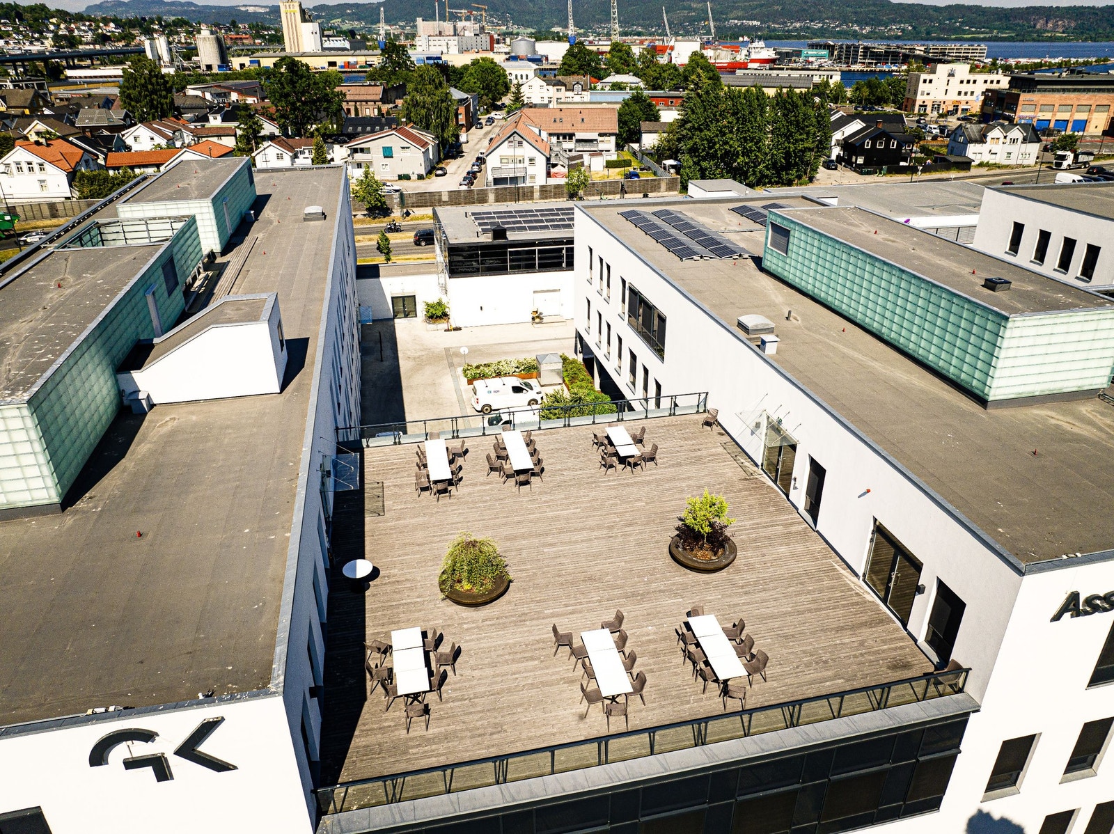 Det er en stor takterrasse i forbindelse med byggets kantine Galleribilde