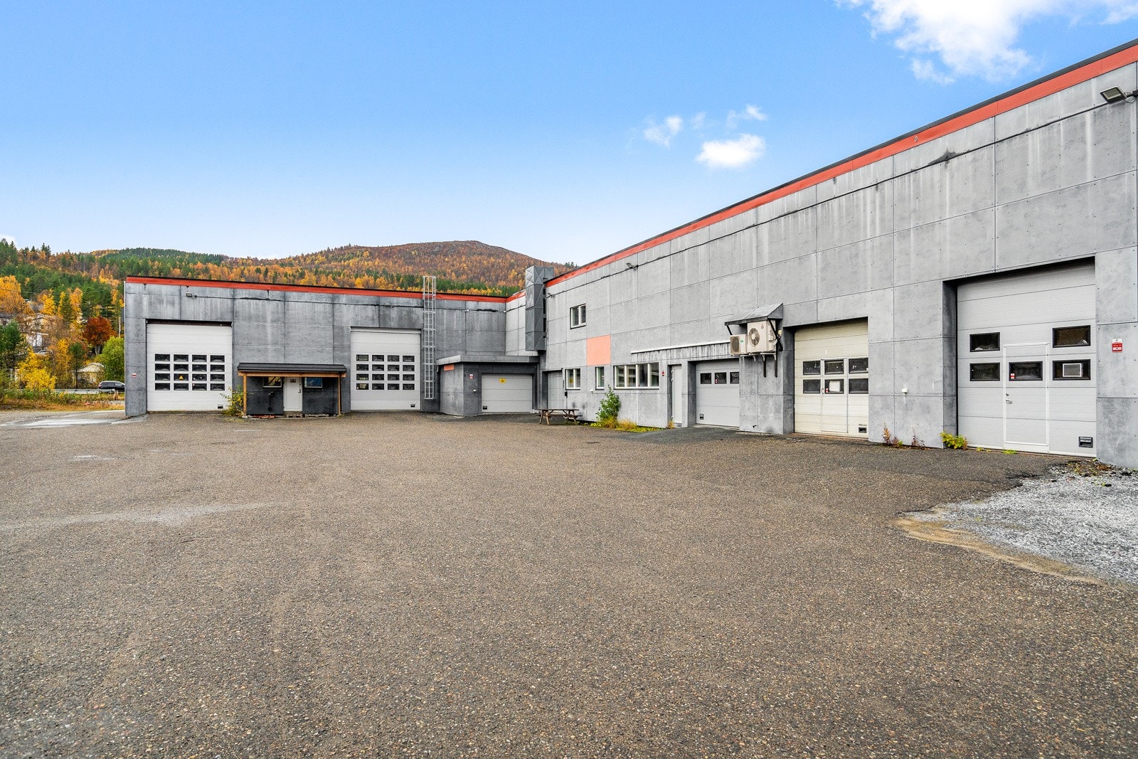 Baksiden av bygget. Store kjøreporter på flere plasser i bygget. Galleribilde
