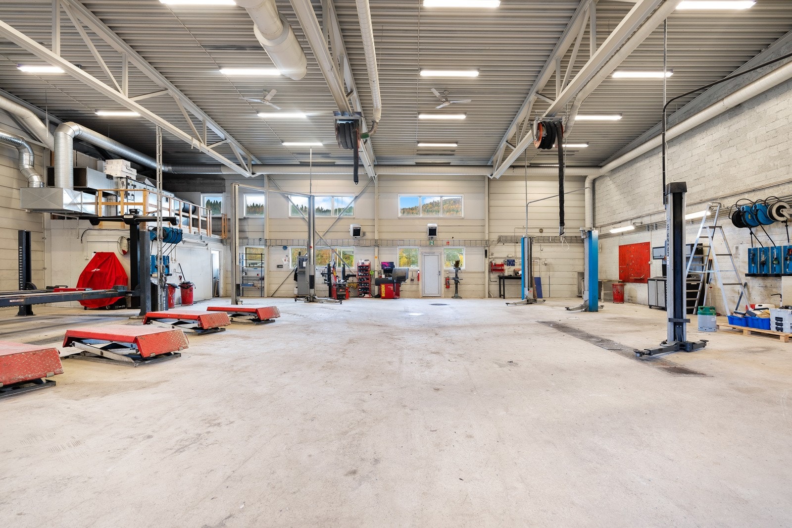 Verkstedhall med to store porter. Løftebukker kan medfølge leien etter nærmere avtale. Galleribilde