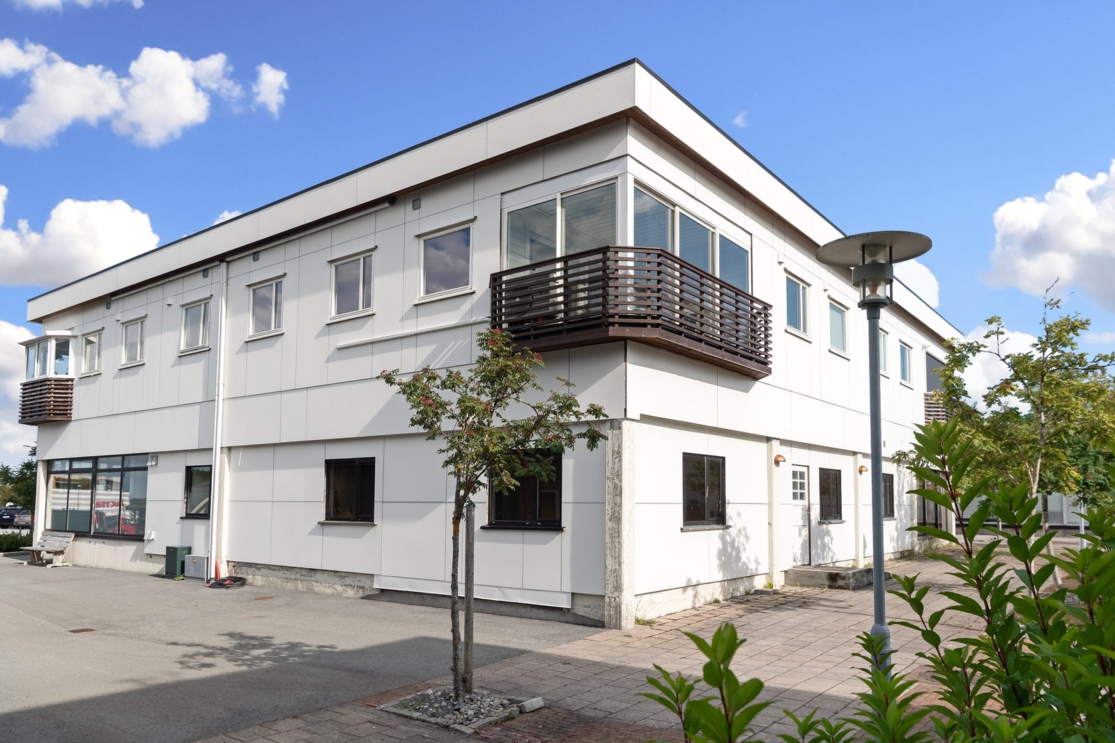 Bygget som i dag er et seksjonert kombinasjonsbygg for bolig/næring/kontor, ble opprinnelig oppført i 1982 som gatekjøkken, senere benyttet som lensmannskontor. I 2010 ble bygningen, som da var i en etasje påbygget med en 2. etasje og 4 boenheter. Galleribilde