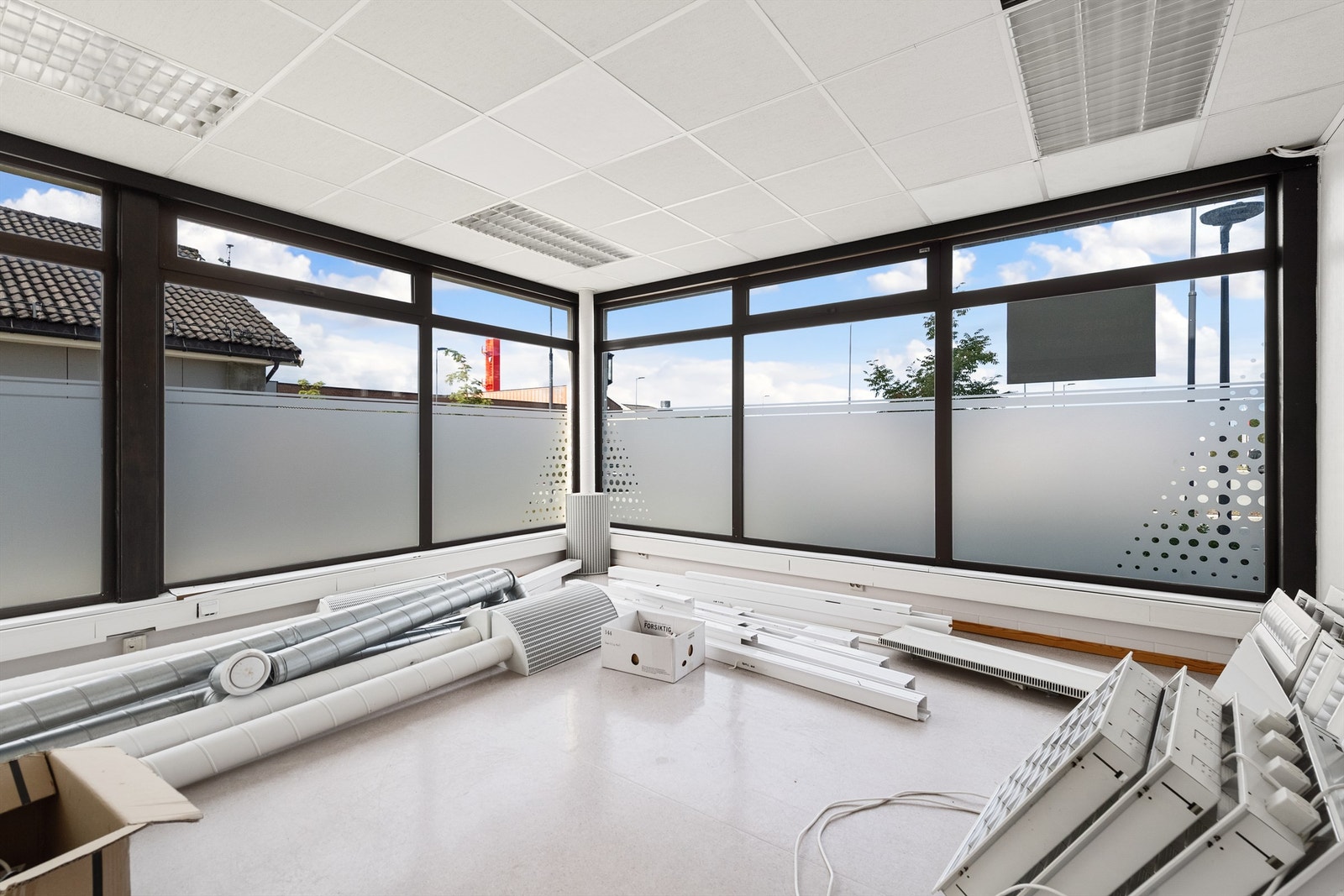 En del av seksjonens areal har tidligere hatt vannskade fra en overliggende boenhet og mye av himlinger, veggplater, gulvoverflater etc er fjernet. Konstruksjonene er avfuktet/tørket etter skaden, men ikke gjenoppbygget. Galleribilde