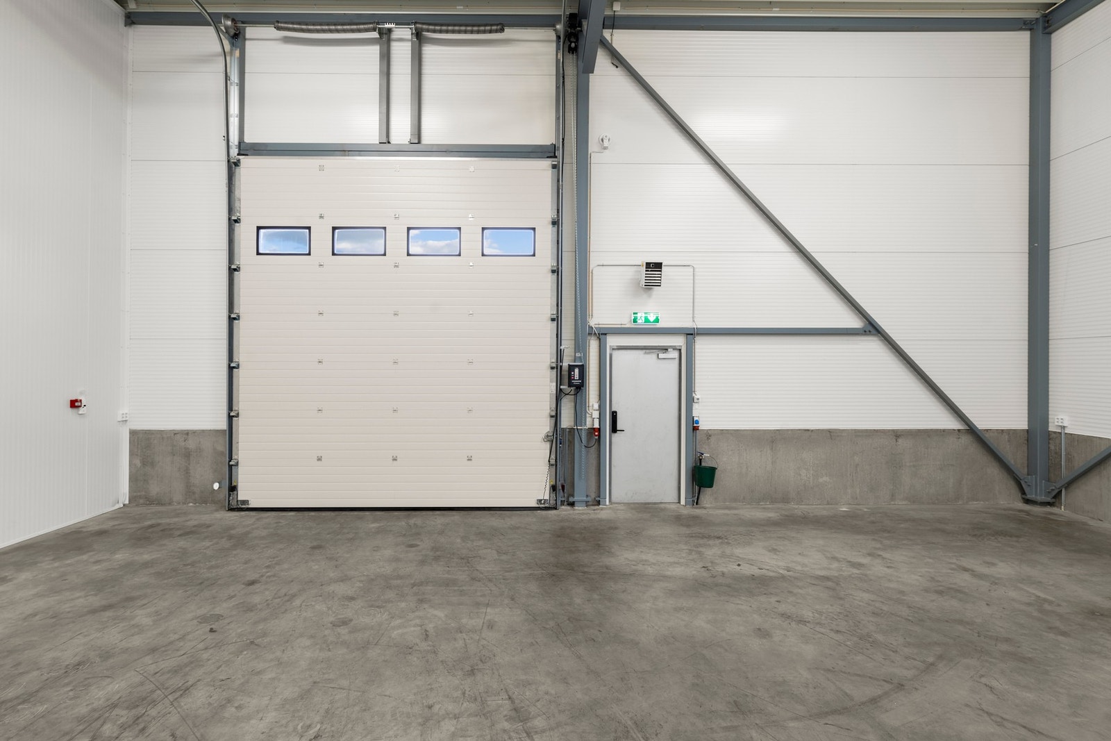 Elektrisk kjøreport (4 m bred x 4,3 m hø) med fjernkontroll og vinduer. Galleribilde