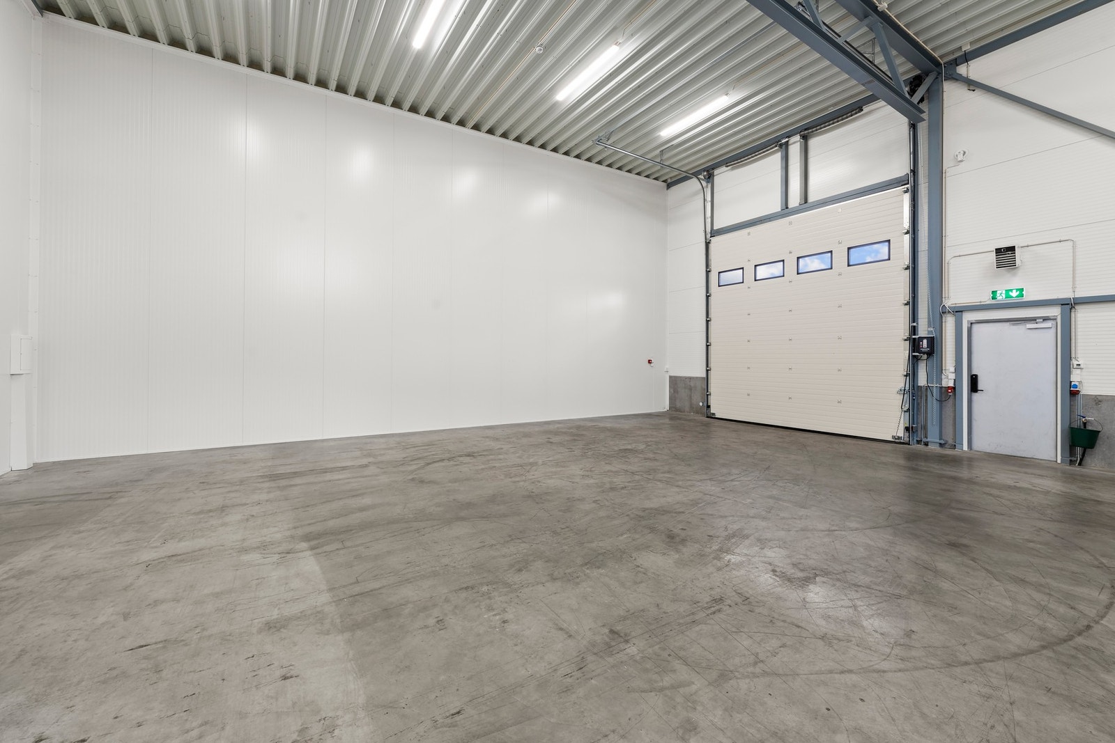 Takhøyde på ca. 6 meter og slitesterkt støvpusset betonggulv Galleribilde