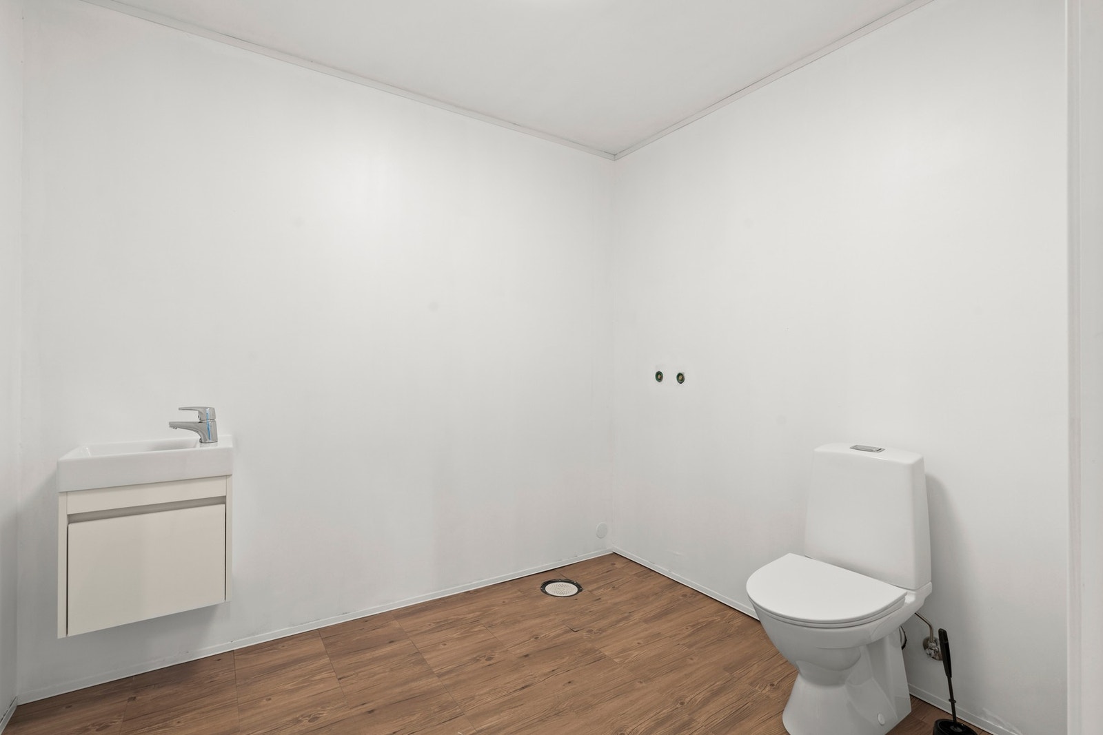 Garderobe/toalett med mulighet for å sette inn dusjkabinett. Galleribilde