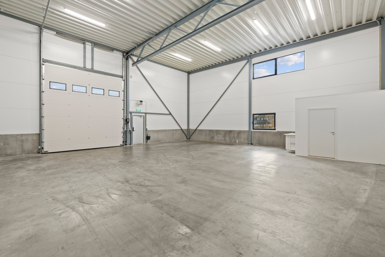 Lageret er 12 x 12 meter. Det er installert kodelås på døren. Galleribilde