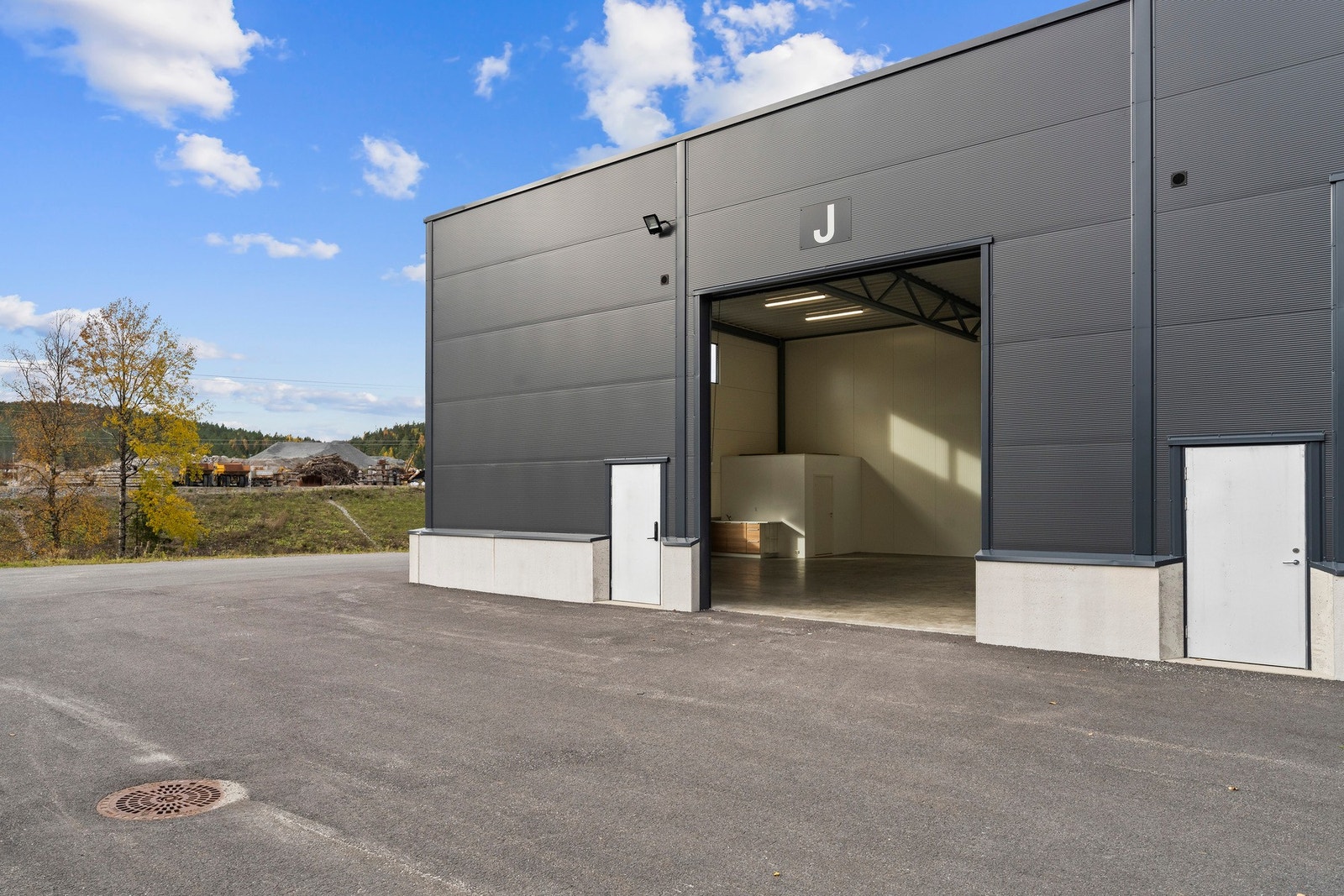 Eiendommen er regulert til lager/garasje. Det tillates ikke andre virksomheter på eiendommen. Galleribilde