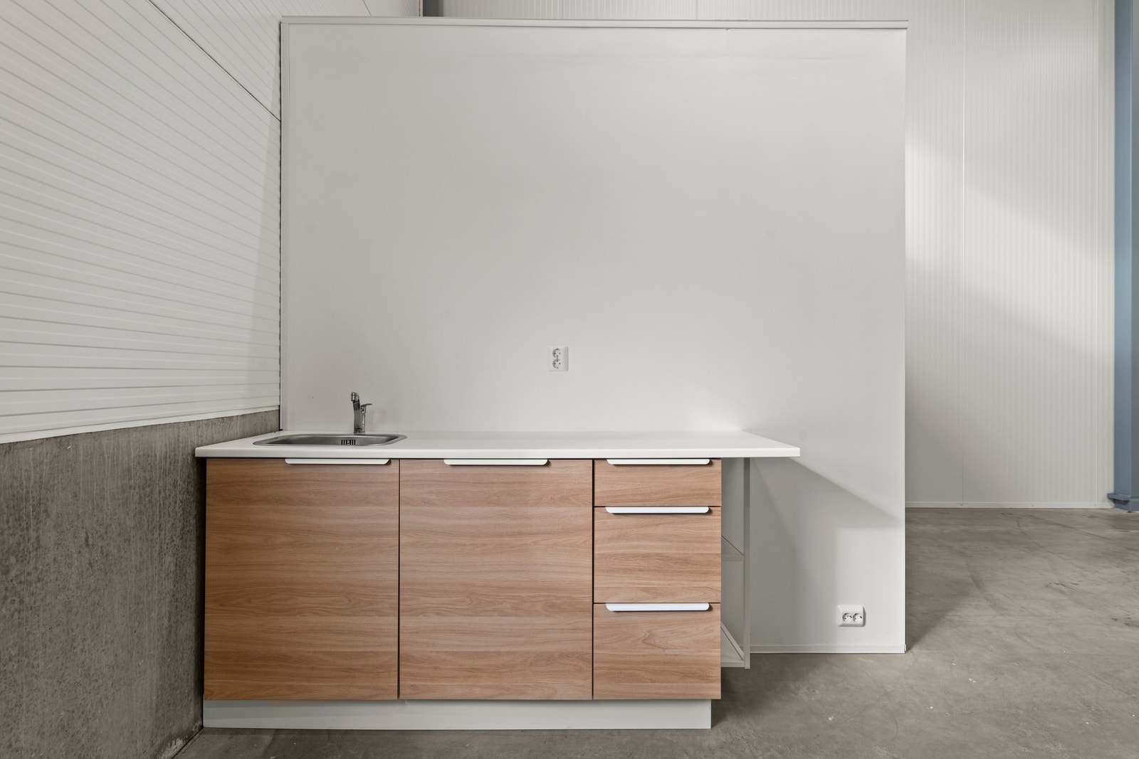 Kjøkkenet har skuffeseksjon og det er plass til kjøleskap. Det er ikke ventilasjon i lokalet Galleribilde