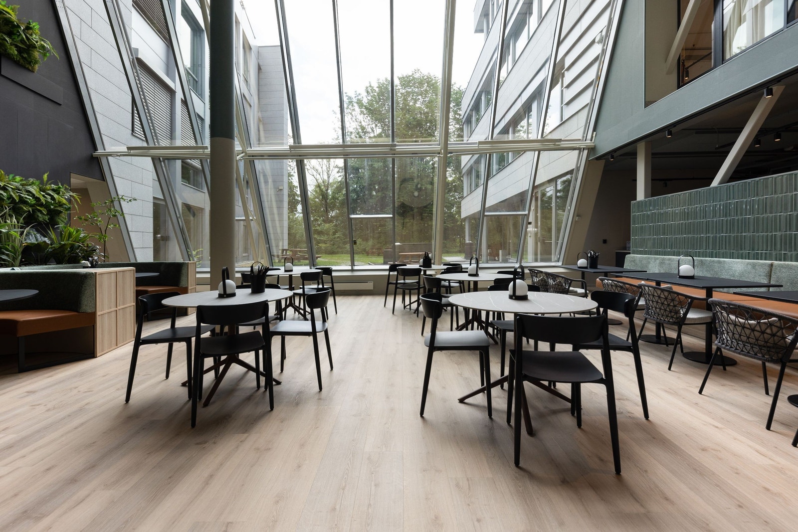 Bedriftsrestaurant med flotte utomhusarealer Galleribilde