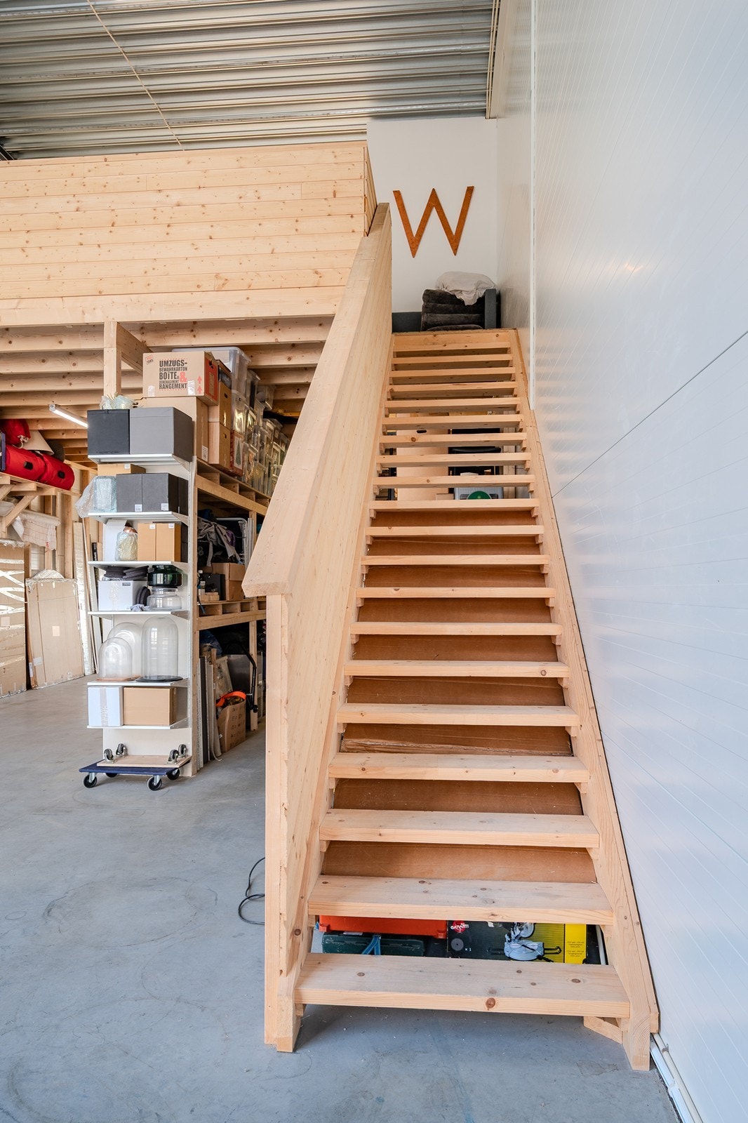 Plassbygd trapp opp til mesanin Galleribilde