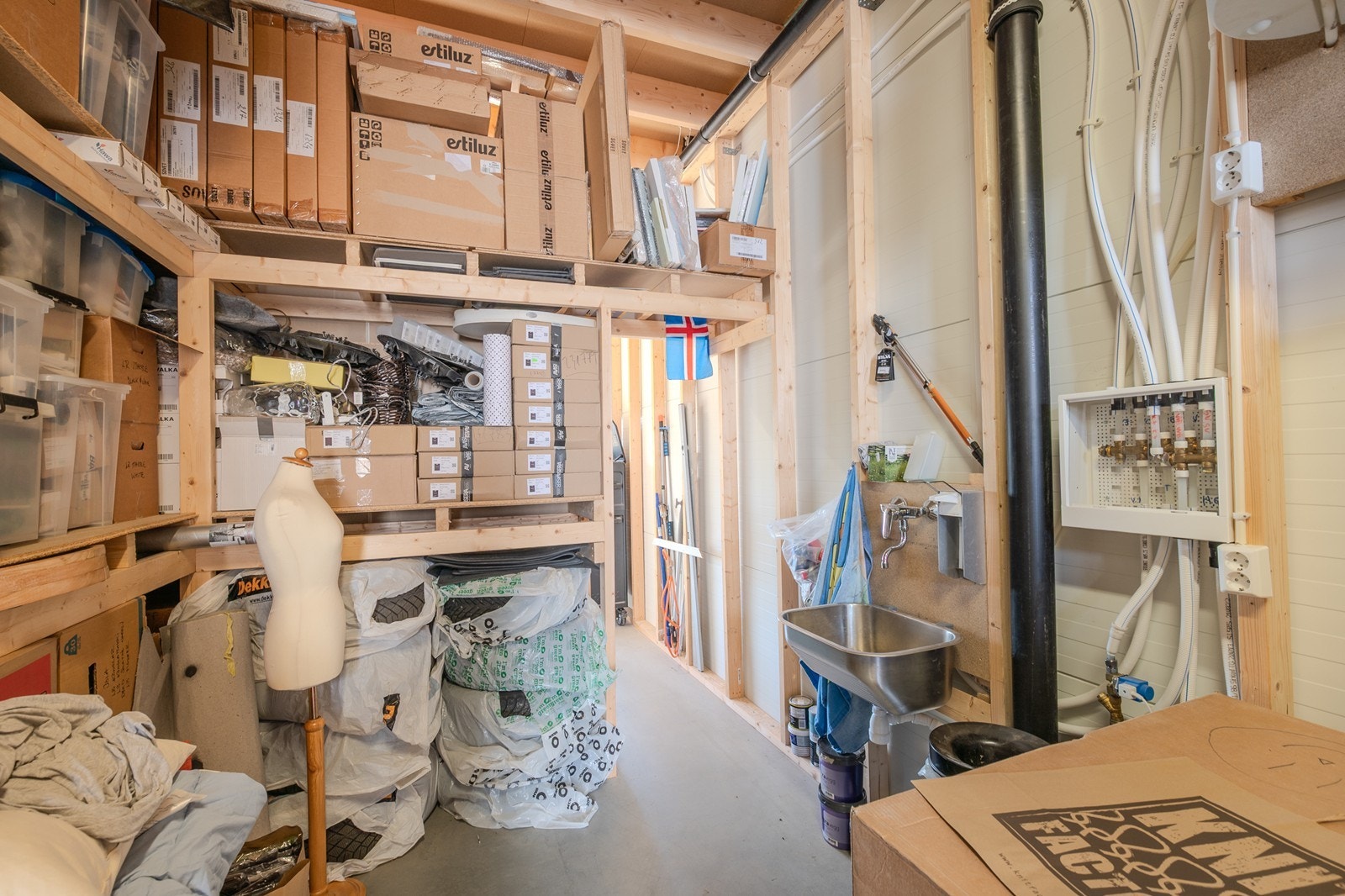 Godt med plassbygde hyller Galleribilde