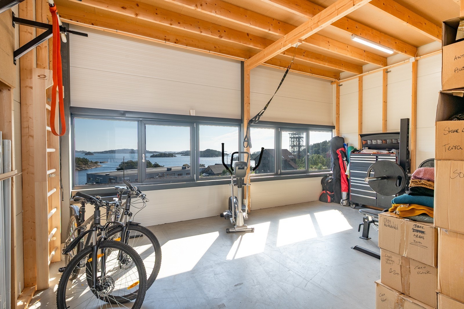 Takhøyde på 3.43 meter under mesanin Galleribilde