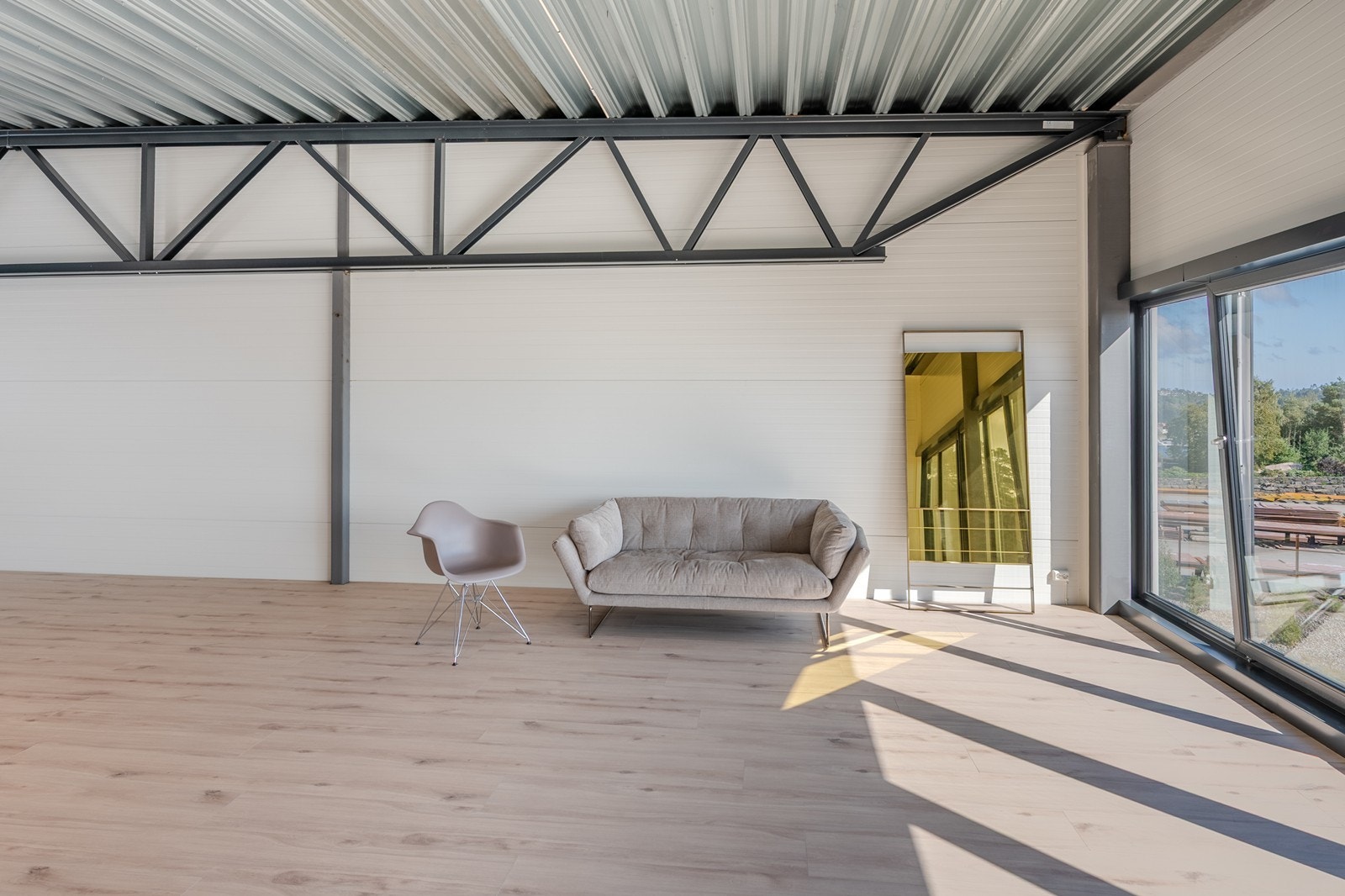 Pent laminatgulv og godt med lysinnslipp Galleribilde