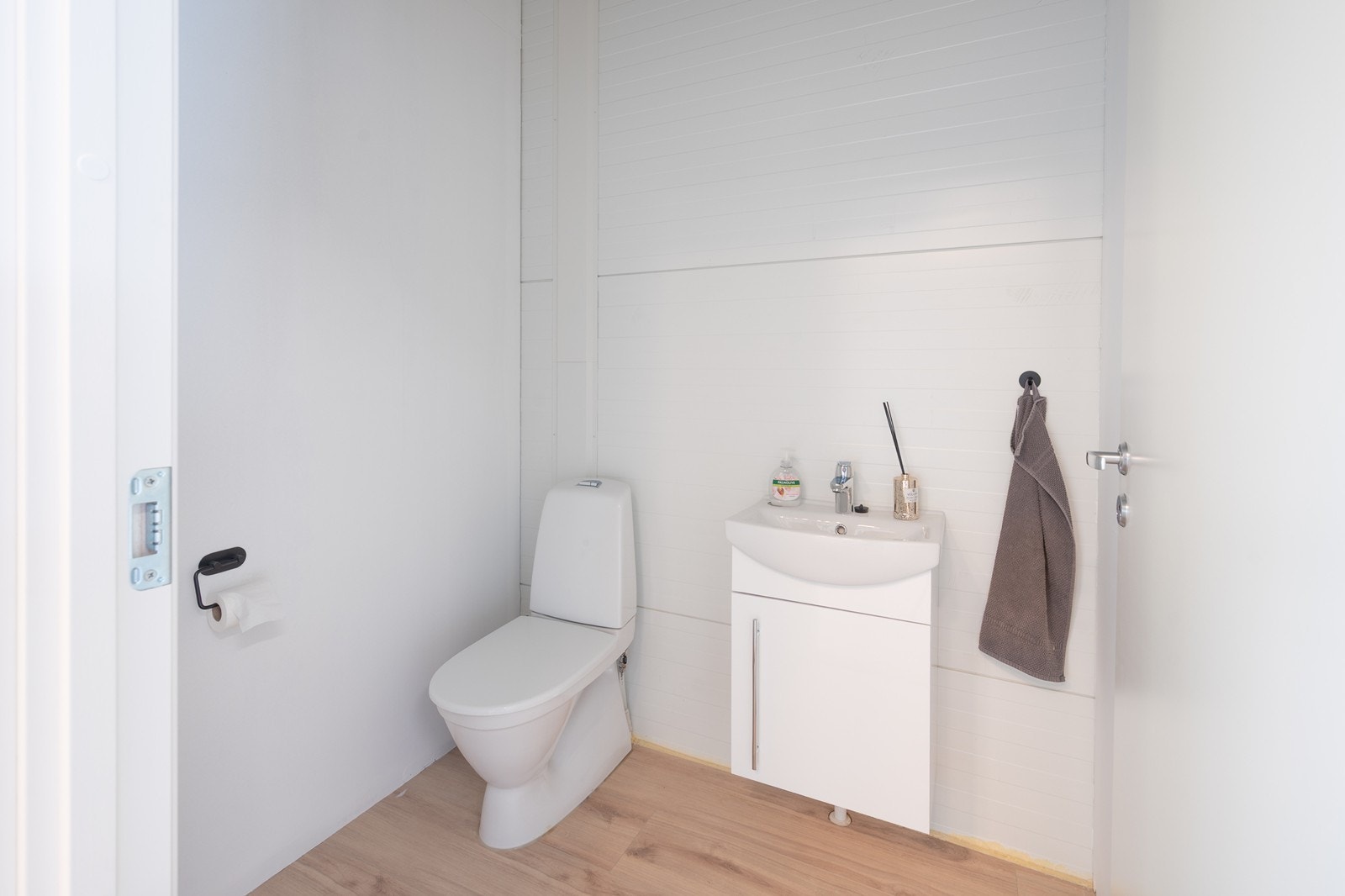 Toalettrom med wc og servantskap Galleribilde