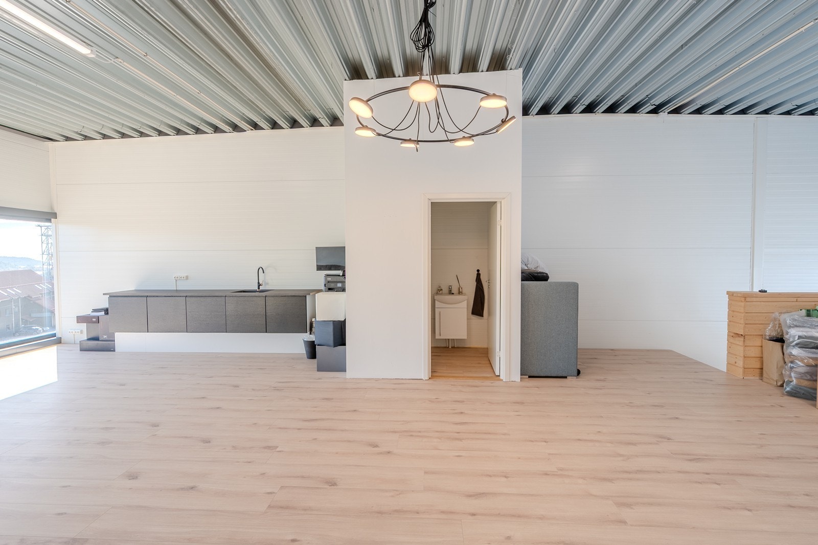 Tilhørende fasiliteter med kjøkken og toalettrom Galleribilde