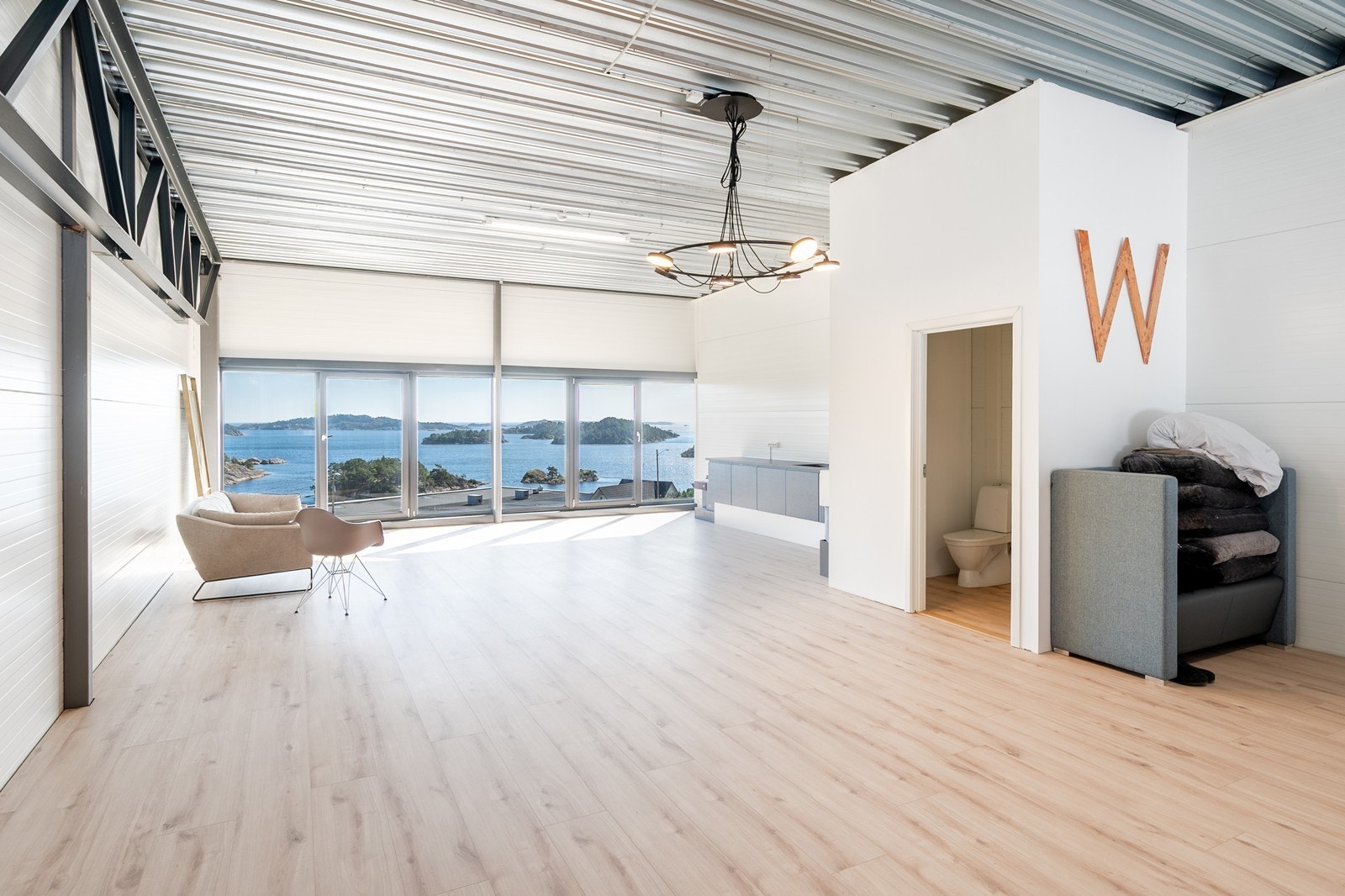 Mesanin innredet som showroom Galleribilde