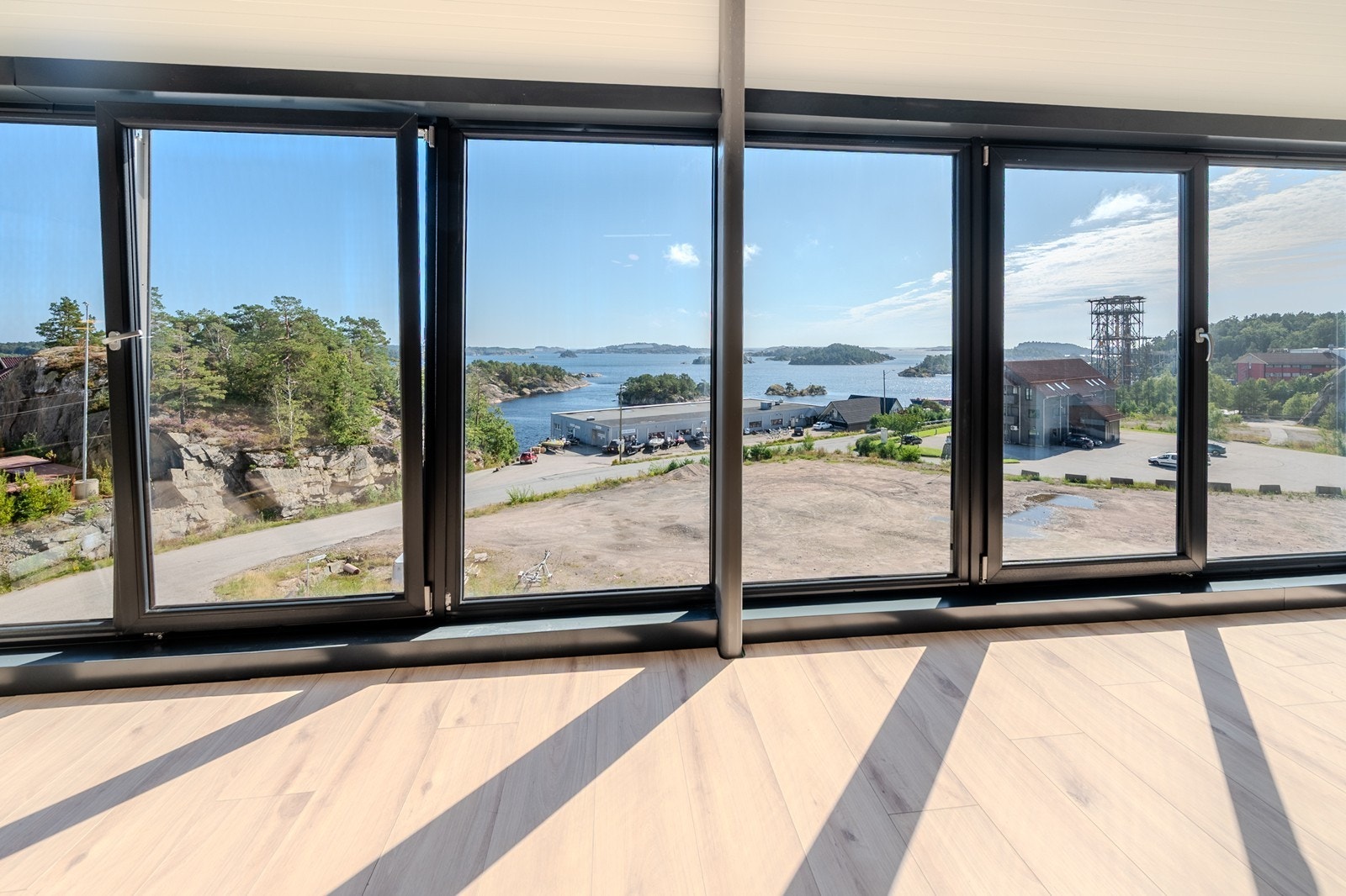 Frontvegg med store vindusflater i sort aluminium Galleribilde