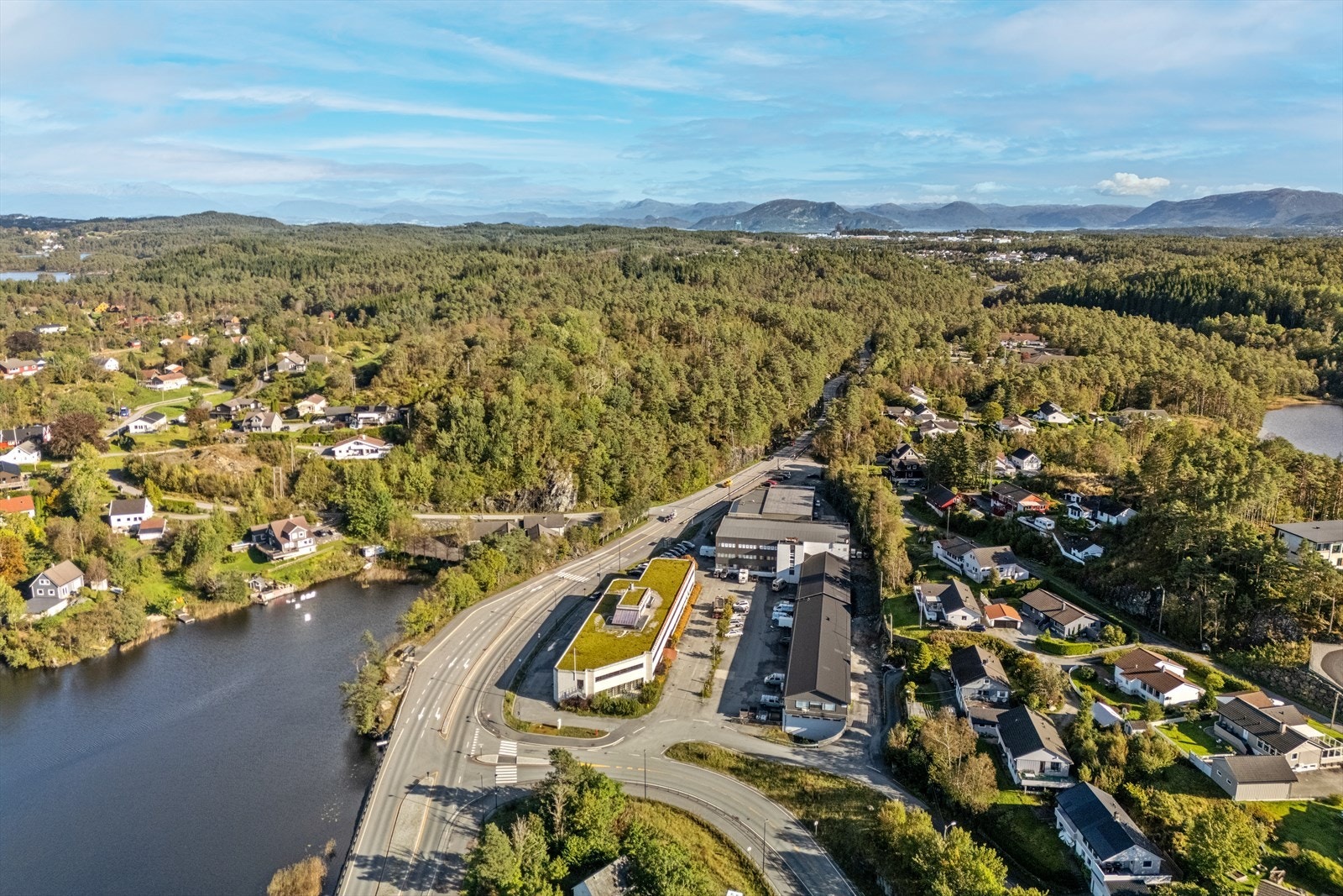 Ideelt plassert for enkel tilgang til lokale fasiliteter og tjenester. Beliggenheten gir praktisk nærhet til transportforbindelser og potensielle forretningsmuligheter i området Galleribilde