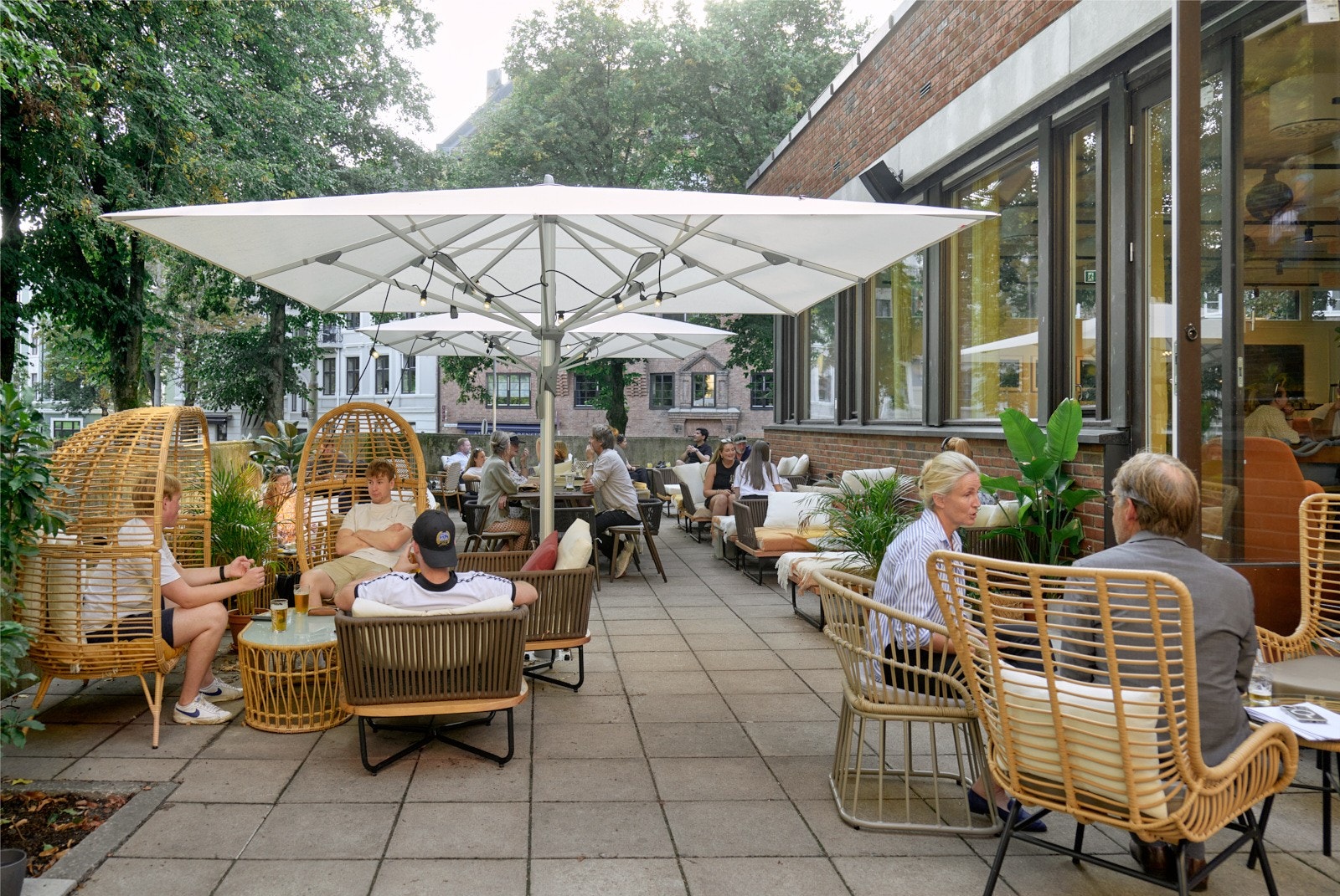 stemningsbilde fra Jubel som har blitt et populær møteplass på Adamstuen Galleribilde