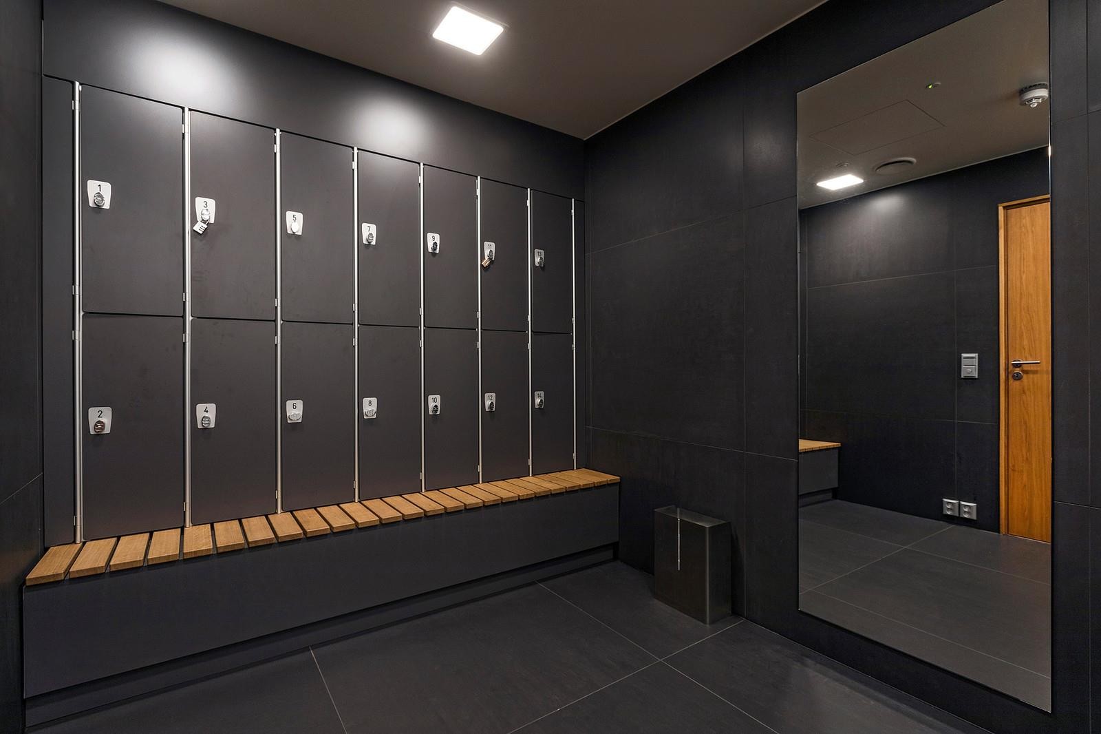 Separat garderobe for dame og herrer. Flere dusjer og toalett. Galleribilde