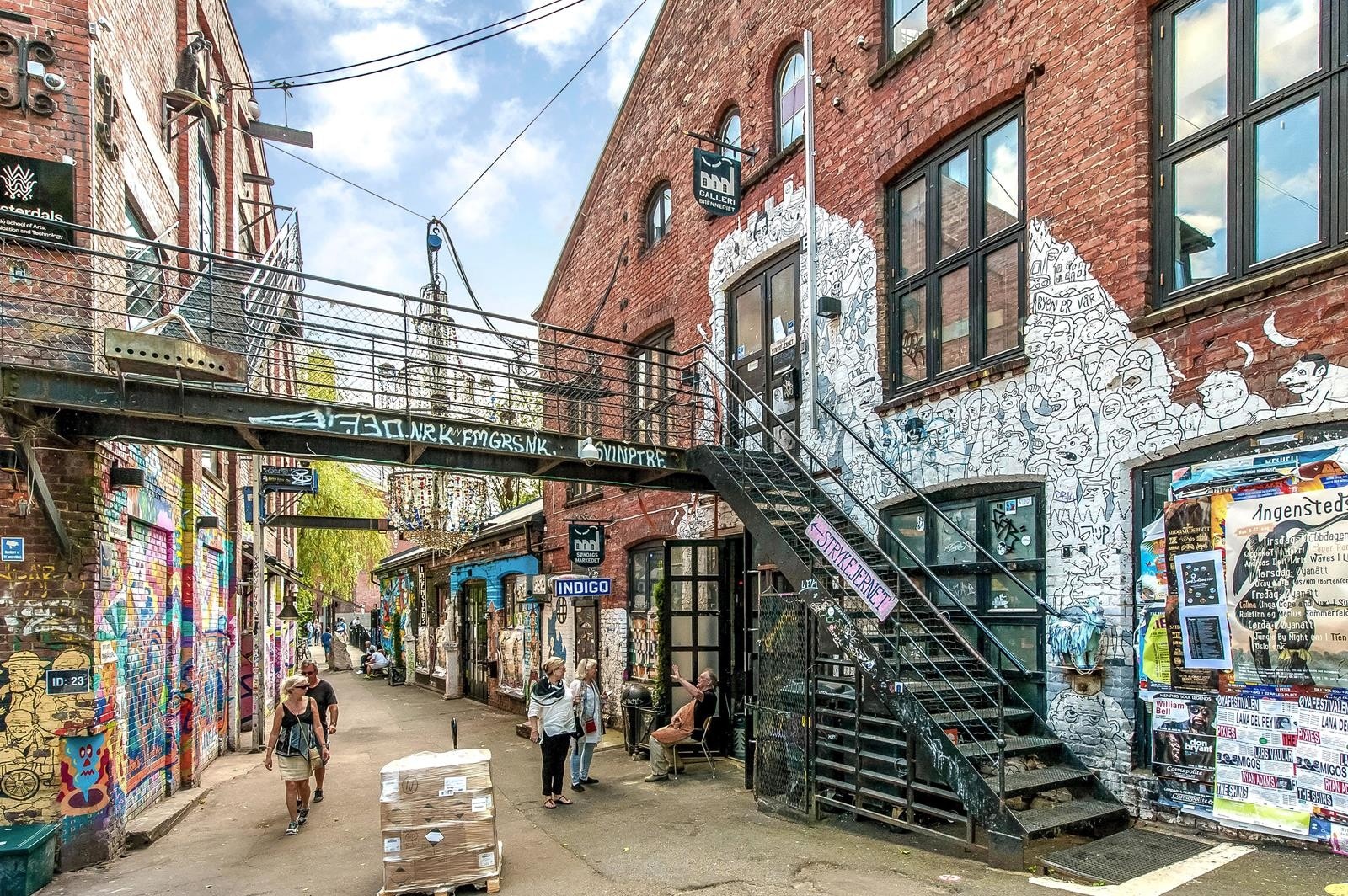 Ingensteds og Blå ligger en kort spasertur unna, her finner du kafeer restauranter og fine turområder. I helgene er det ofte marked her. Galleribilde