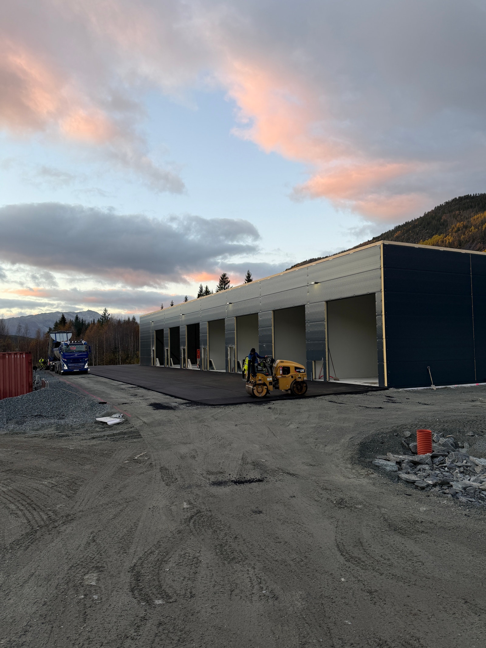 Nå asfalteres det.16.10.25 Galleribilde