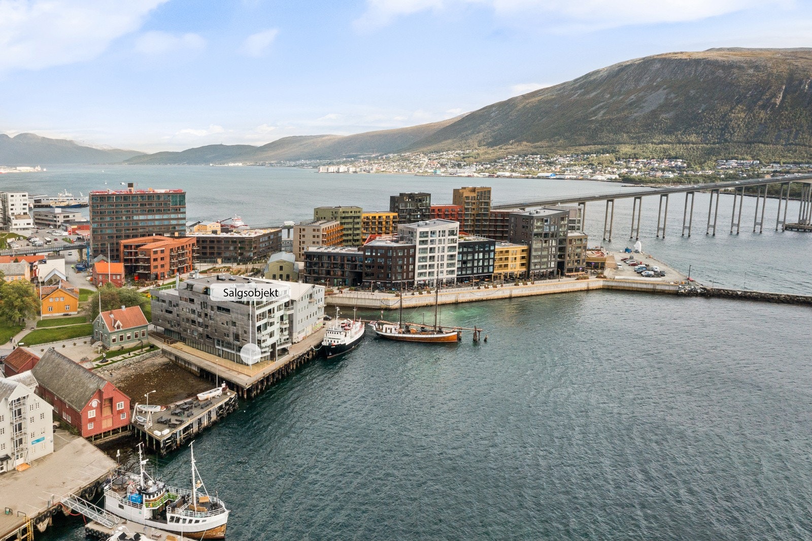 Eiendommen ligger like ved Tromsøs nye bydel - Vervet. Her finnes det et bredt utvalg av ulike mat/drikke/spiseplasser Galleribilde