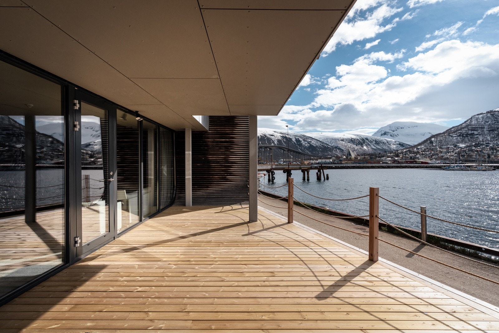 Privat terasse tilhørende resten av kontoret. Galleribilde