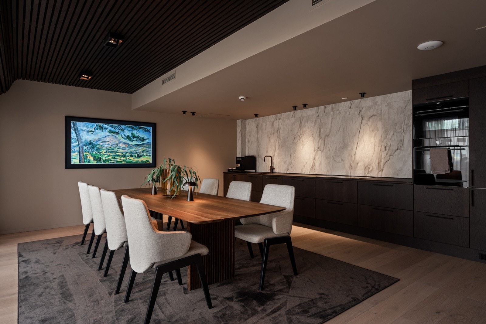 Stort spiserom med innredet kjøkken Galleribilde