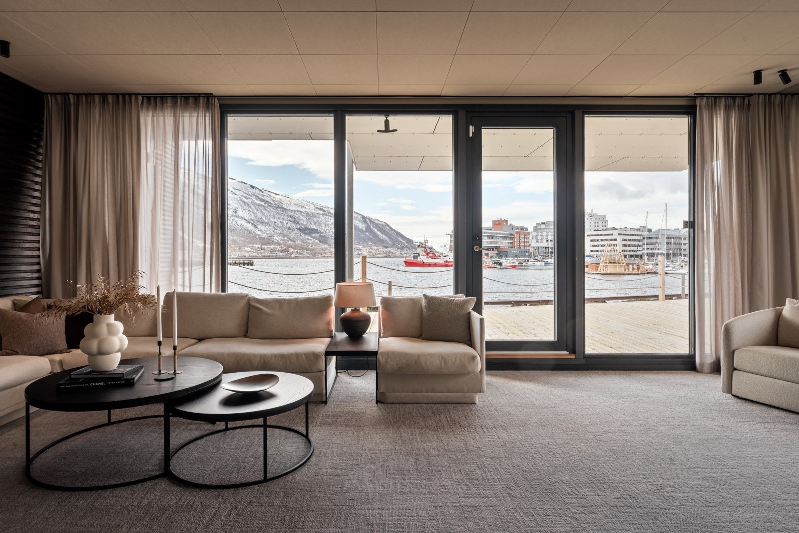 Herlig sjøutsikt i loungen Galleribilde