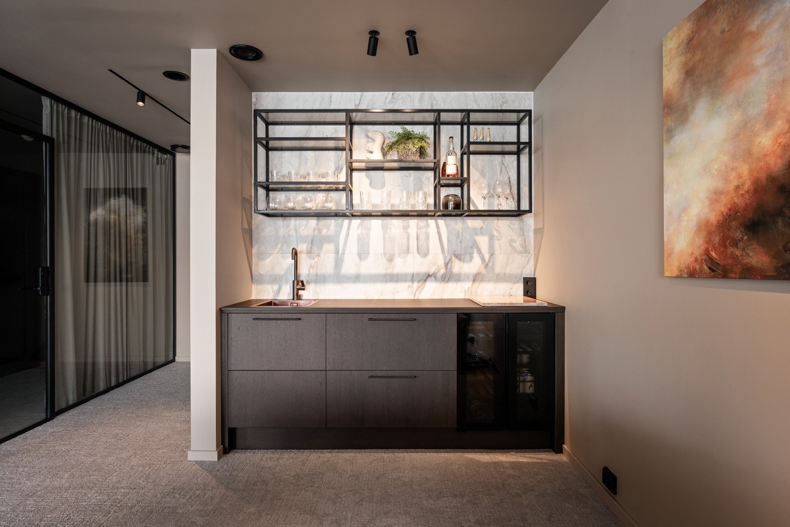 Minikjøkken med vinskap på hovedkontoret Galleribilde