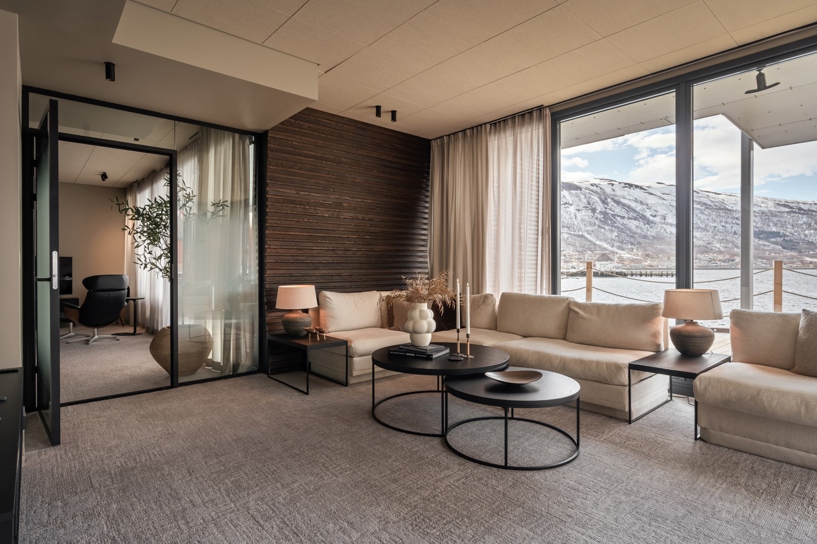 Ved loungen finner vi også inngang til hovedkontoret. Galleribilde