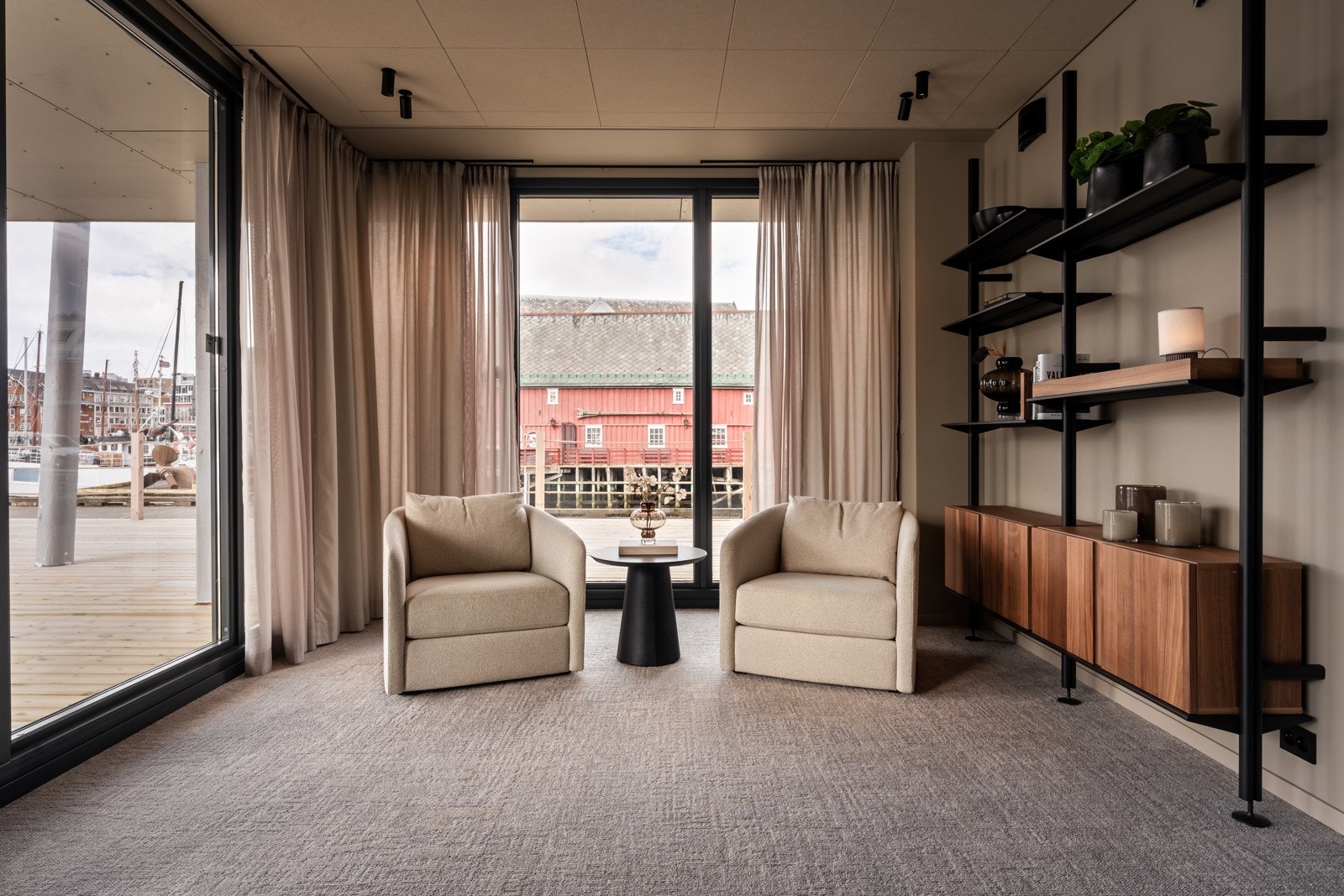 Lounge ytterst i lokalet, med utgang direkte til egen markterrasse. Galleribilde