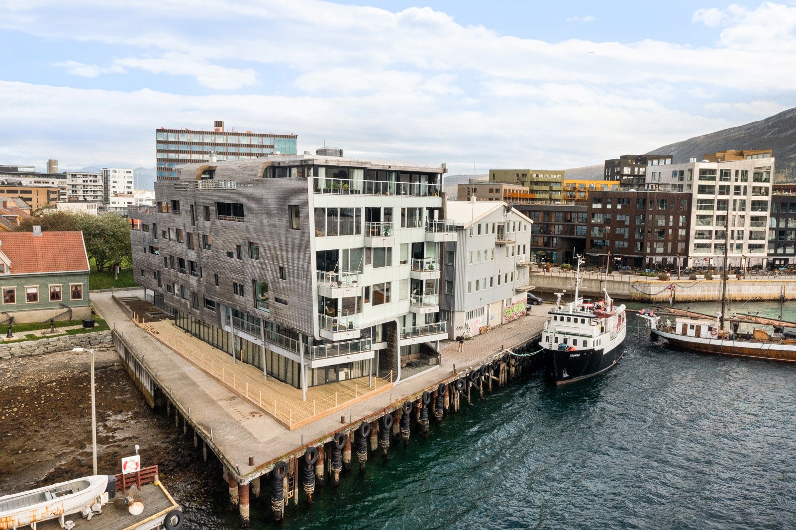 Eiendommen ligger sentralt i sentrum, like ved bryggekanten i indre havn. Galleribilde