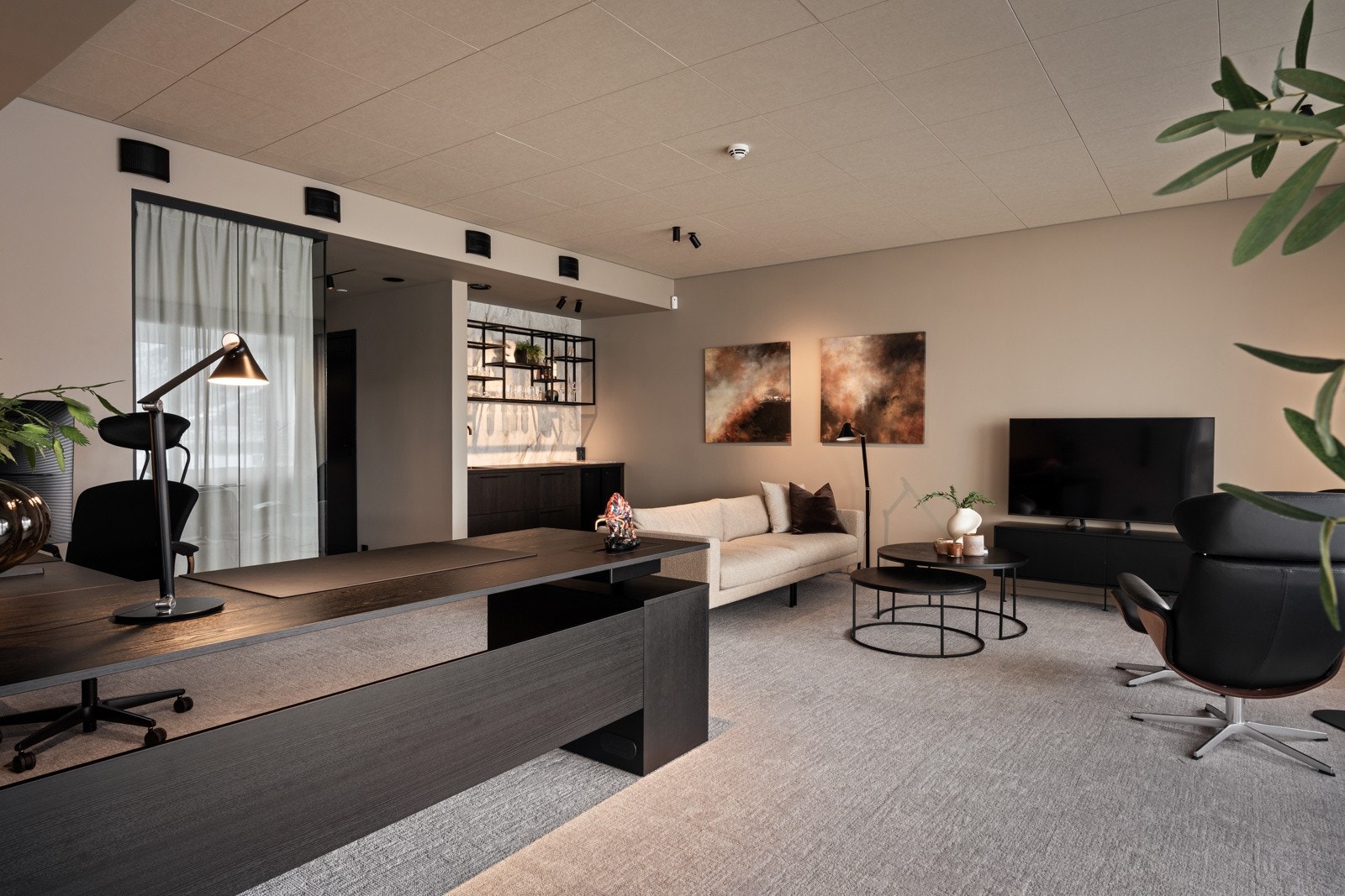 Hovedkontoret er på hele 58,5 kvm, og inneholder bla. tekjøkken, vinskap, eget toalett og en helt egen overbygt terrasse. Galleribilde