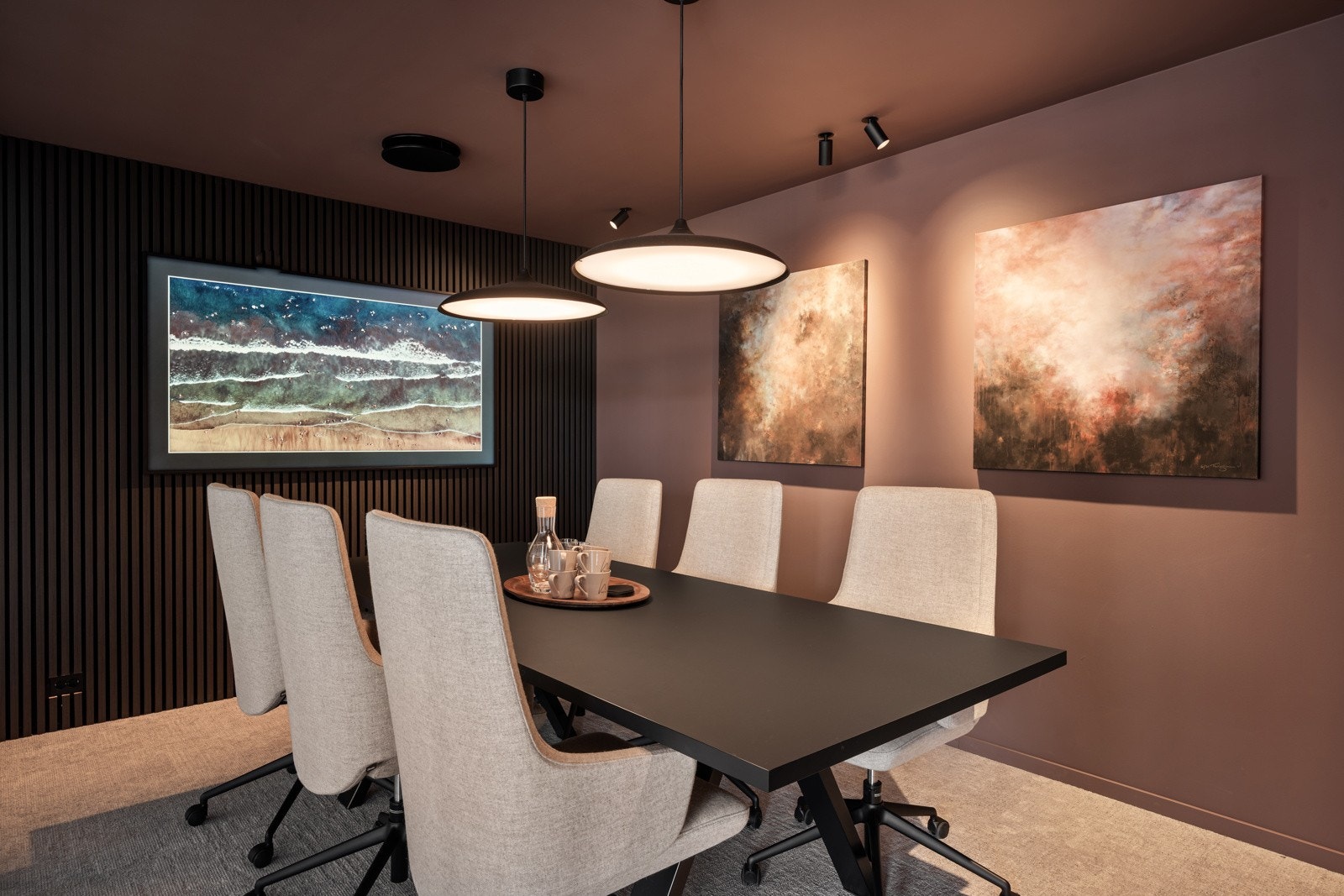 Det er etablert et møterom midt i lokalet Galleribilde