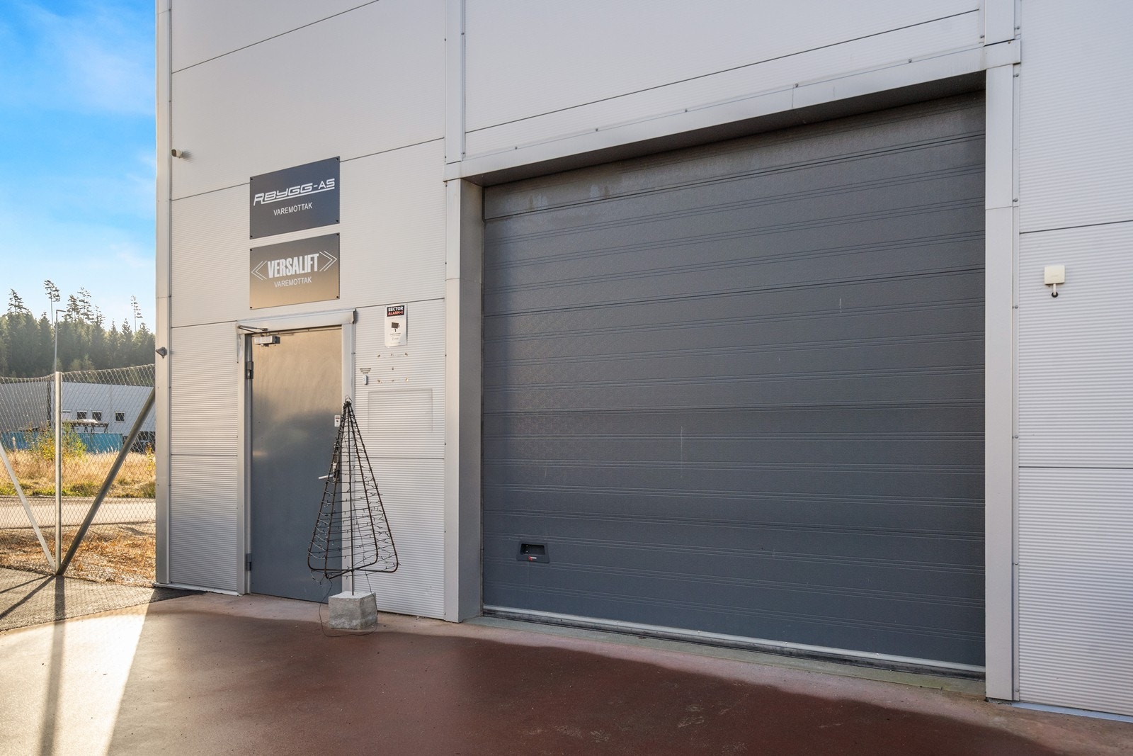 Lagerport og døradkomst til varmtlager. Galleribilde