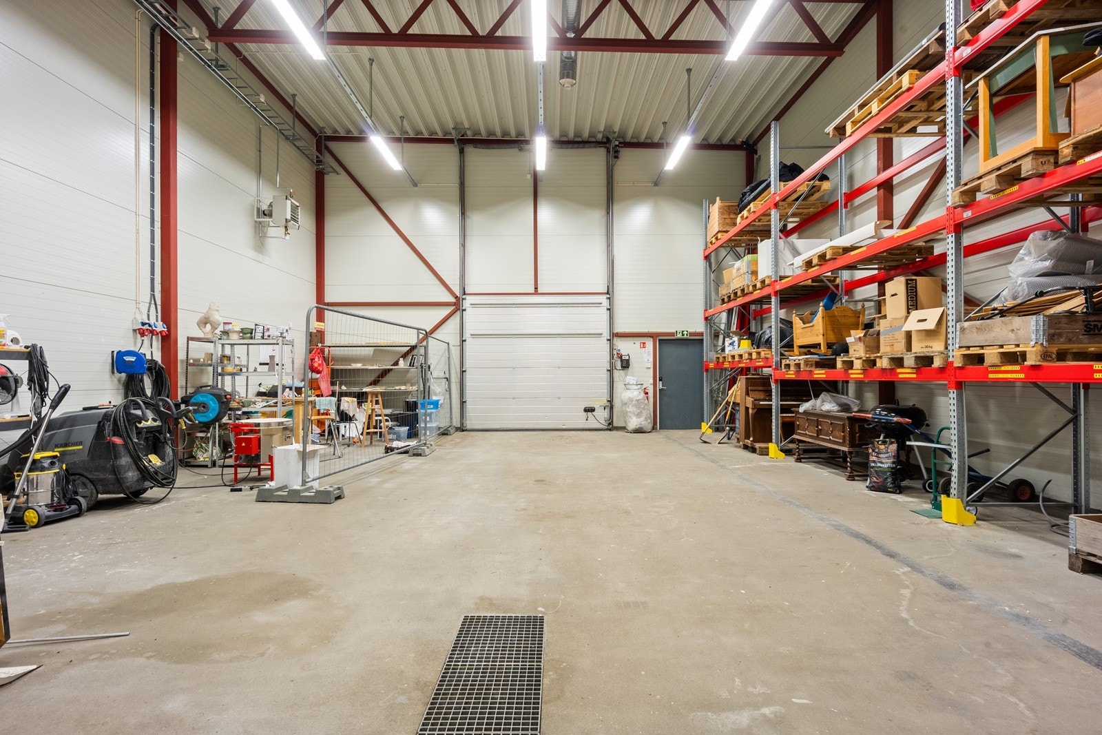 Søylefritt varmtlager med fri takhøyde på ca. 7 meter under drager. Oljeutskiller. Gulvet er tekket med Polyurea Coting. Galleribilde