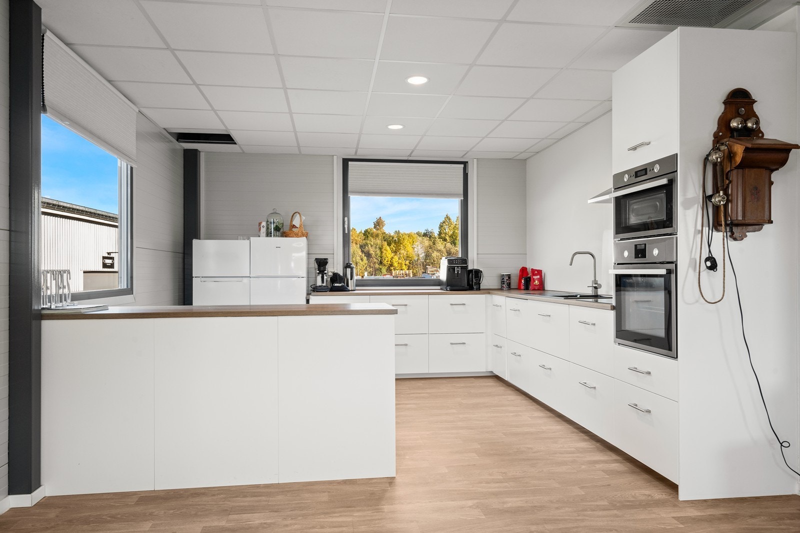 Godt innredet kjøkken med integrerte hvitevarer. Galleribilde