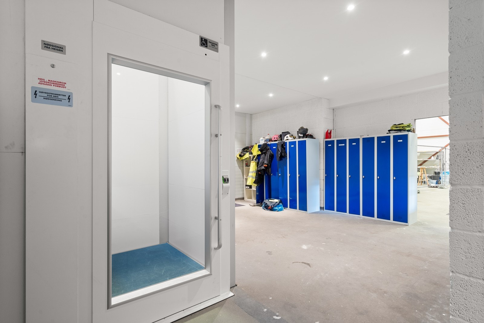 Garderobe og heisadkomst til 2. etasje. Galleribilde