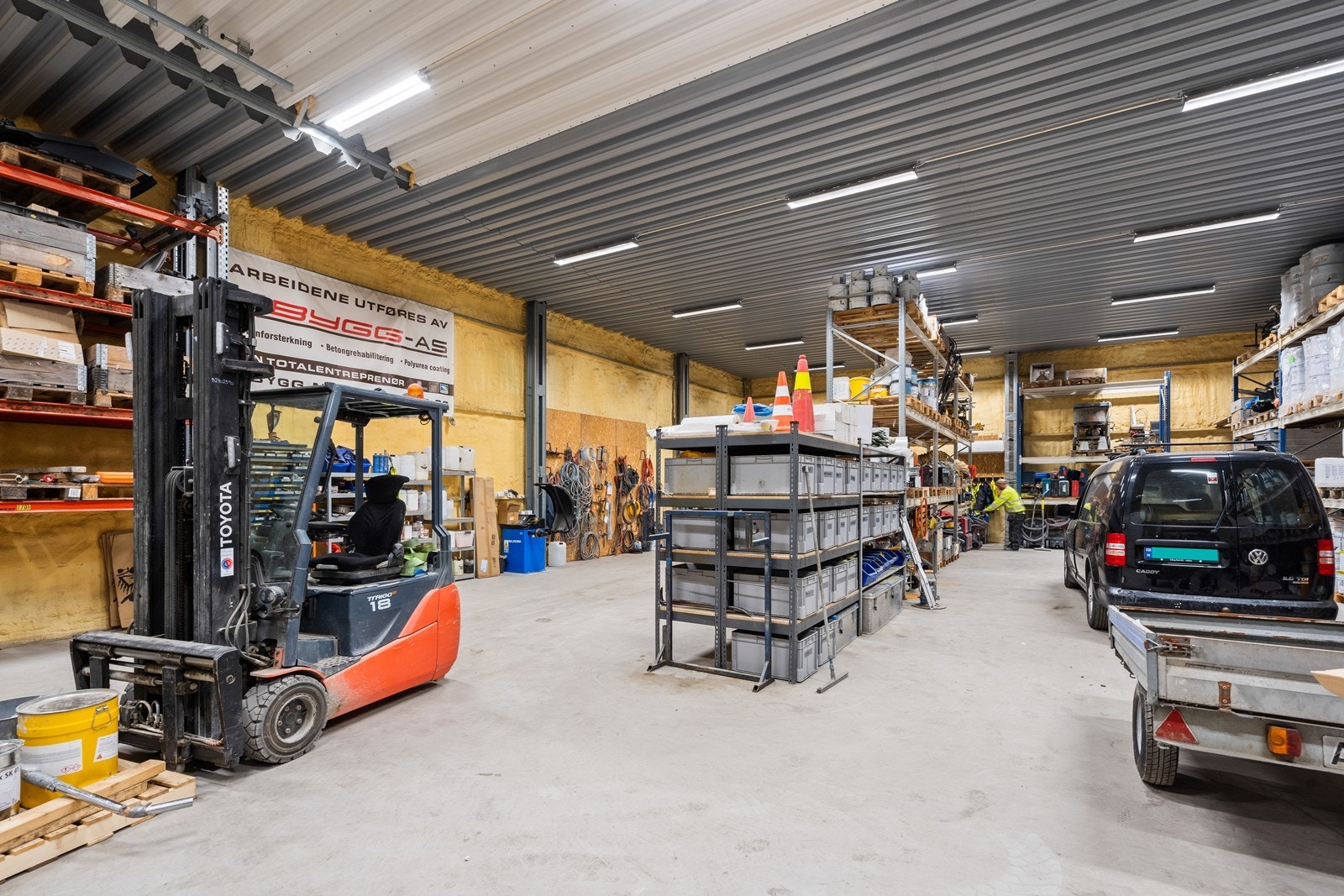 En seksjon av lagerbygg er isolert men ikke plateslått på vegger. Isolering av lagerbygg er gjort uten søknad til kommunen. Galleribilde