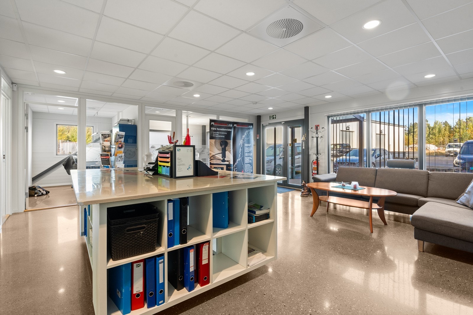 Kontordelen på 100 kvm har slipt betong på gulv, kontorskiller med store vindusflater samt systemhimling. Galleribilde