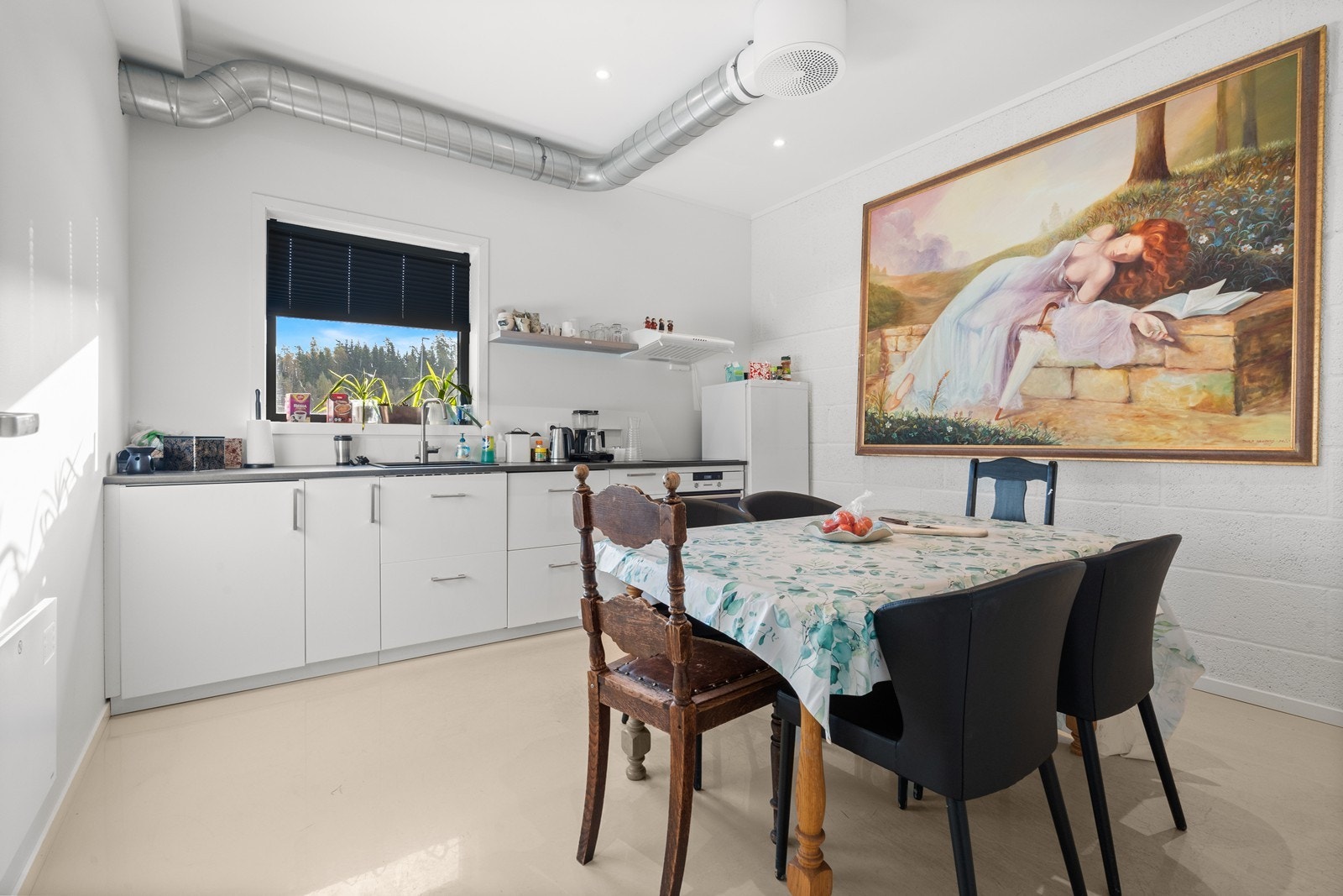 I tillegg til et større styrerom/møterom/spiserom i 2. etasje er det også et mindre og godt utnyttet pauserom i 1. etasje. Galleribilde