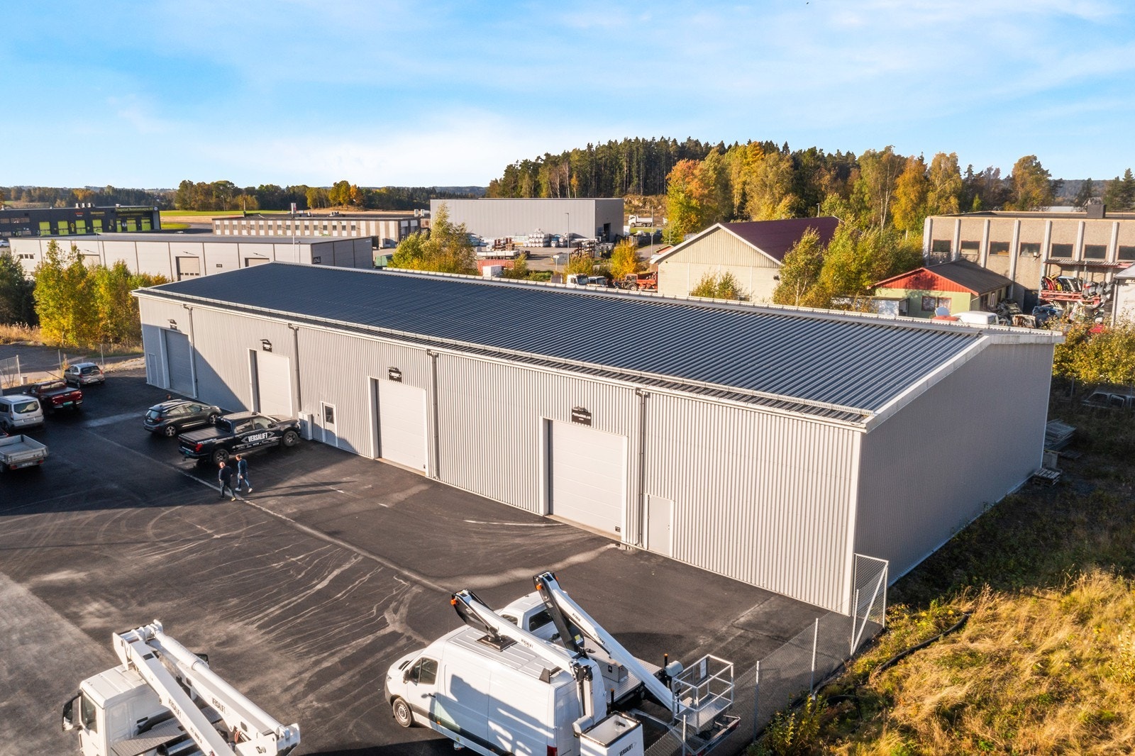 Uteplassen er nylig asfaltert og eiendommen fremstår som godt ivaretatt. Galleribilde