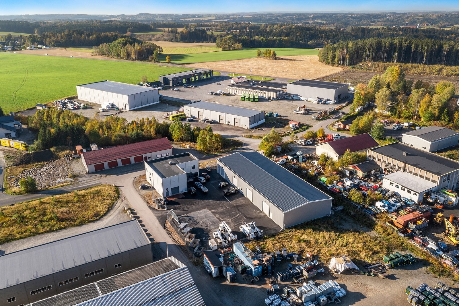 Attraktivt og nyere kontorbygg m/varmt lager og frittstående lagerbygg. Galleribilde