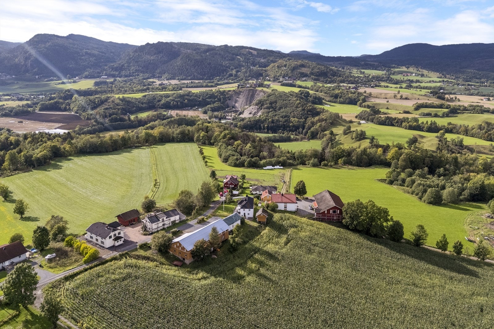 Gode pendlermuligheter med kort vei til E18 og togforbindelser fra både Lier stasjon (10 minutters kjøring) og Asker stasjon (18 minutters kjøring). Galleribilde