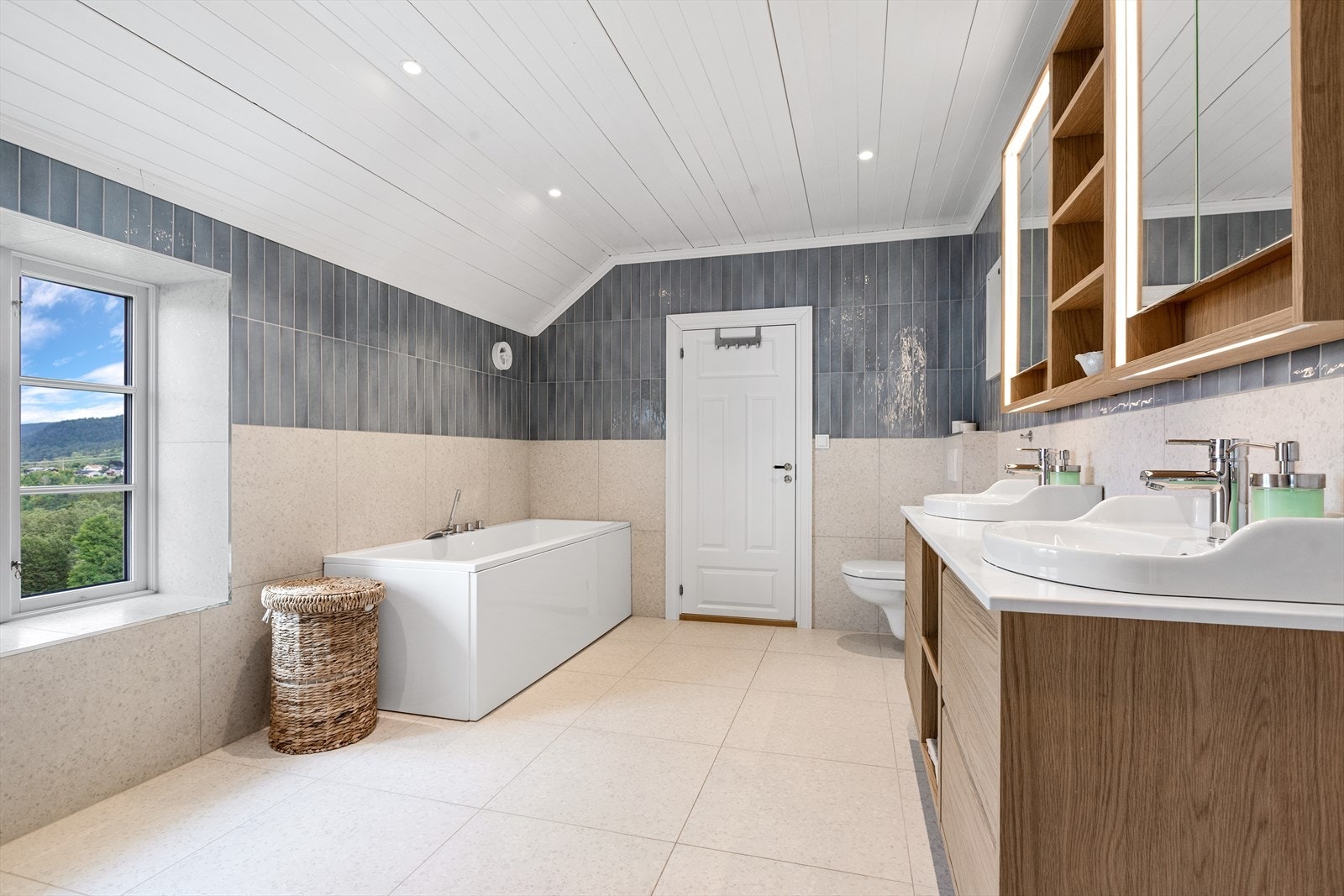 Badet byr blant annet på badekar, dusjnisje og dobbel servant. Galleribilde