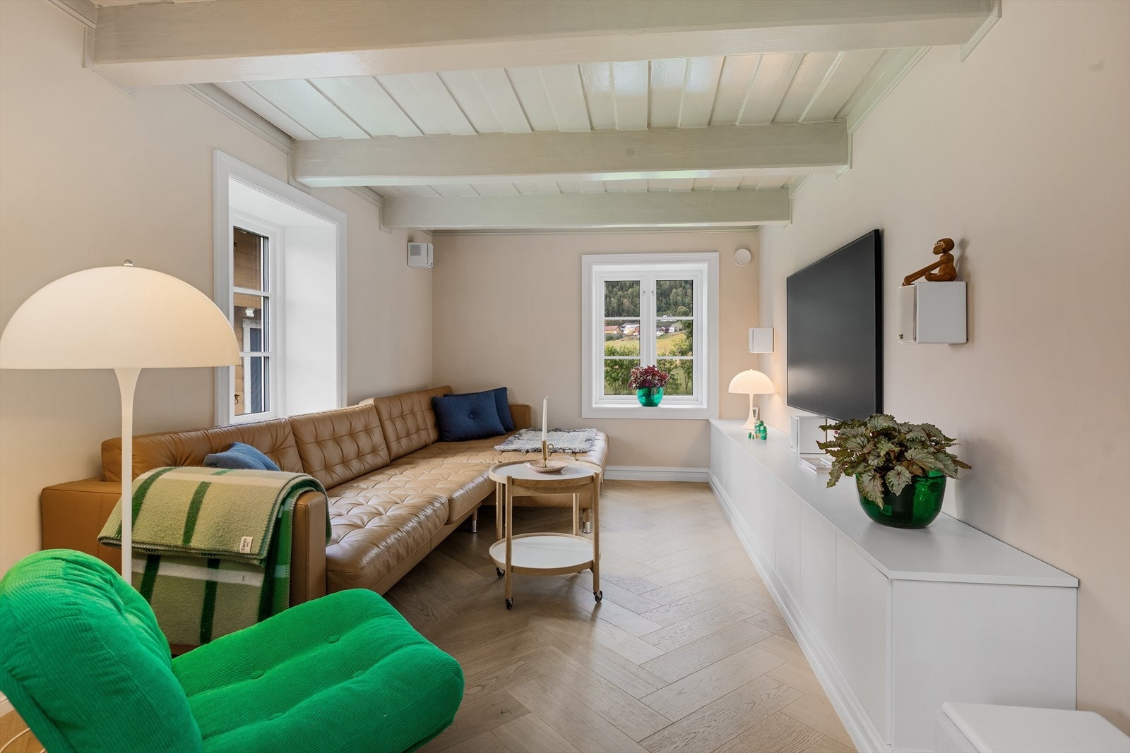 Stuen har plassbygd tv-møblement og plass for en romslig sofagruppe. Galleribilde